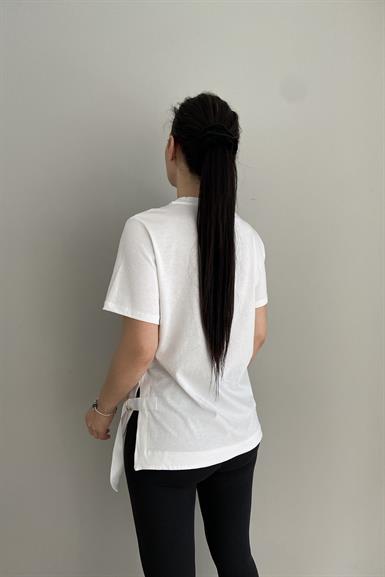 ŞERİT DETAY YAKA AKSESURLI TSHIRT