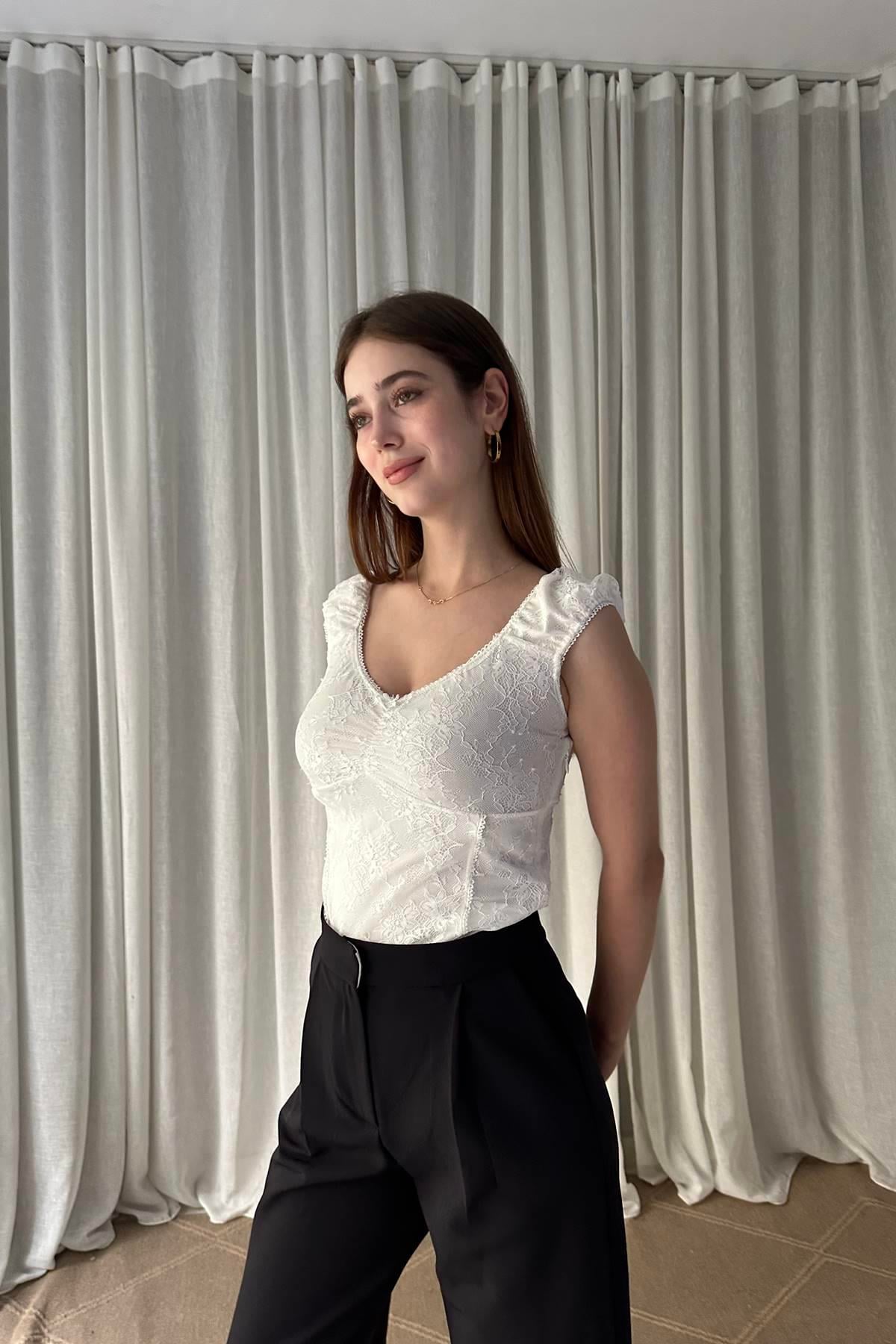 FİYONK DETAYLI DANTEL TOP