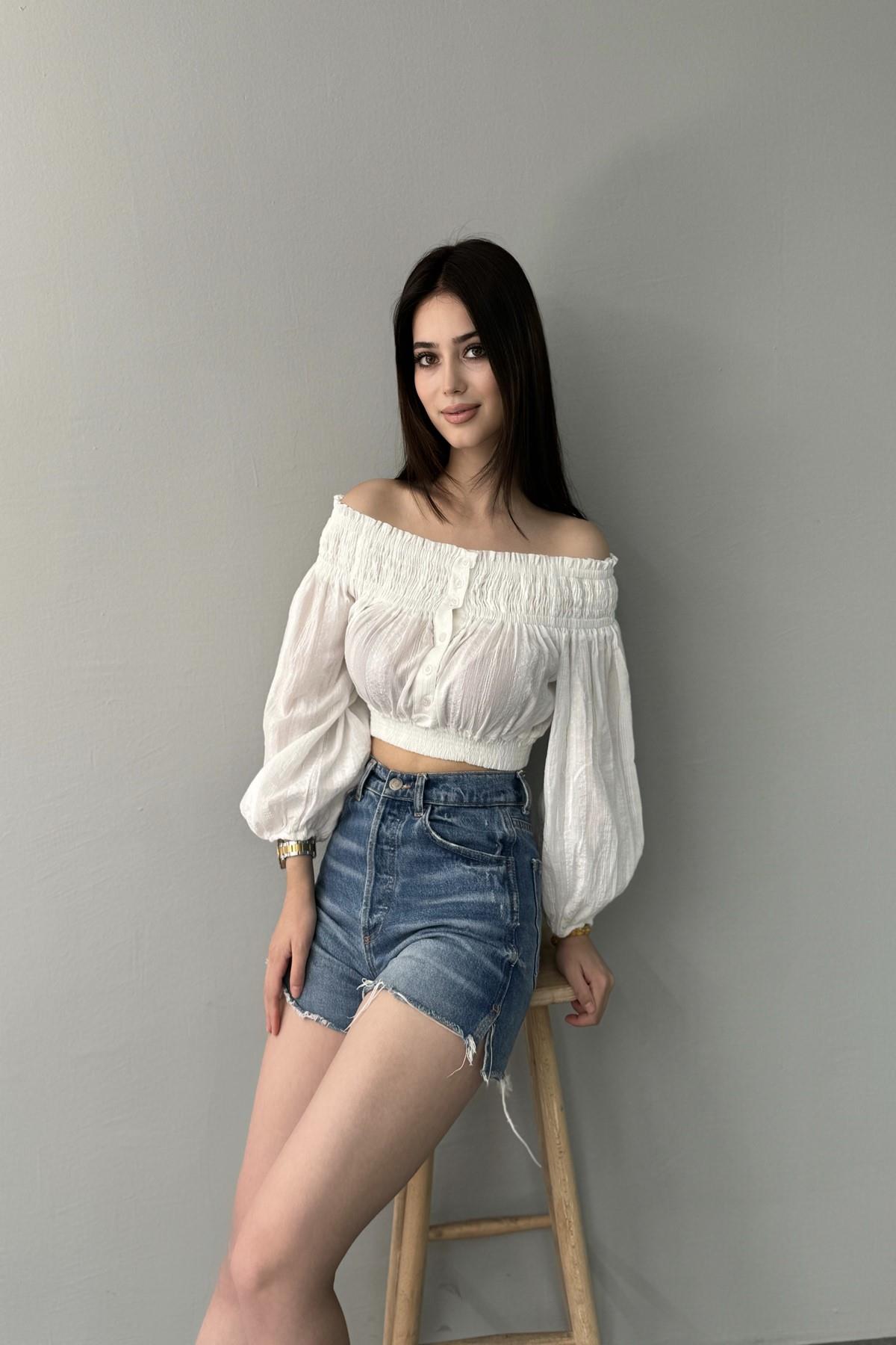 OMUZLARI AÇIK DÜĞMELİ TOP