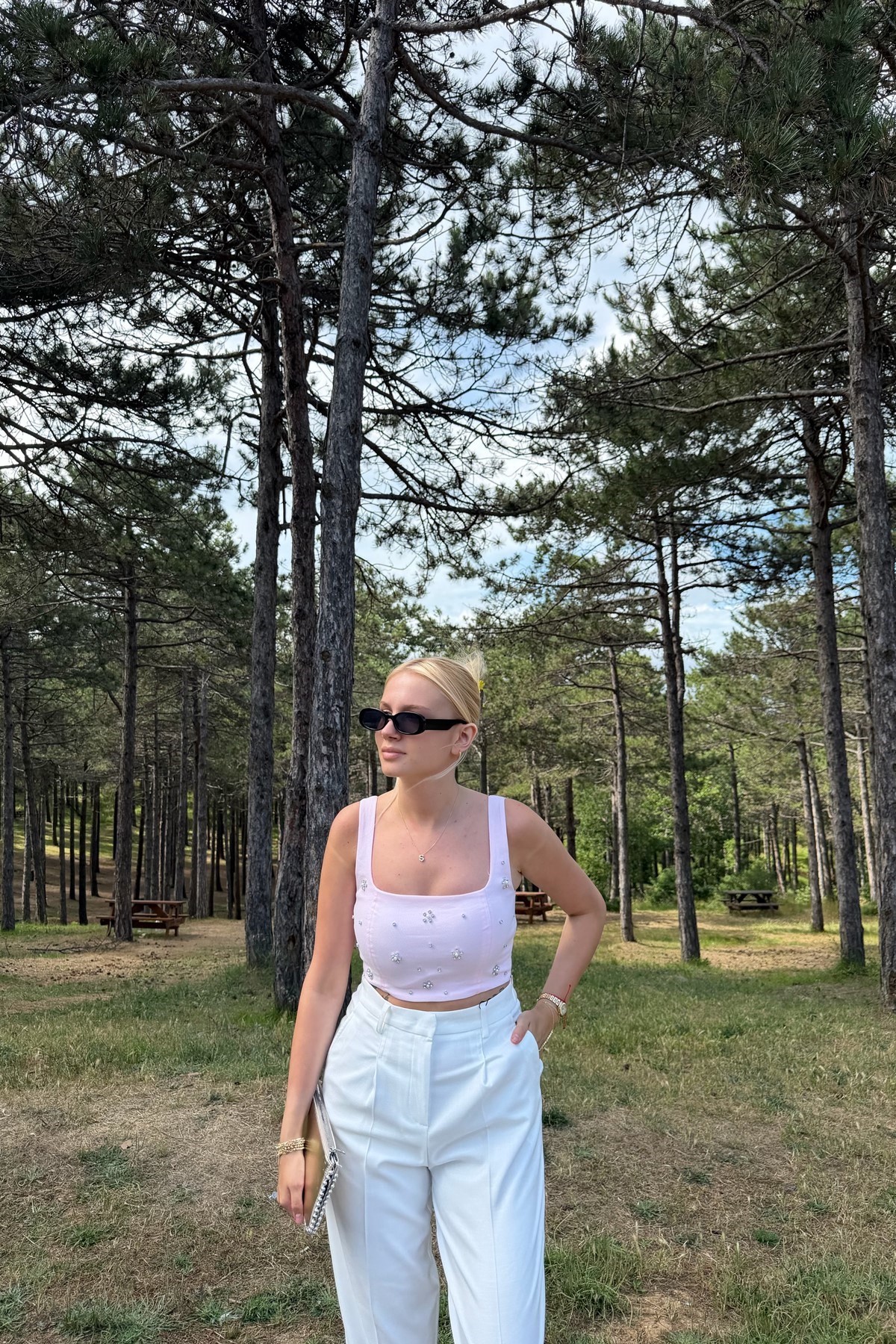TAŞ DETAY CROP ASKILI BLUZ