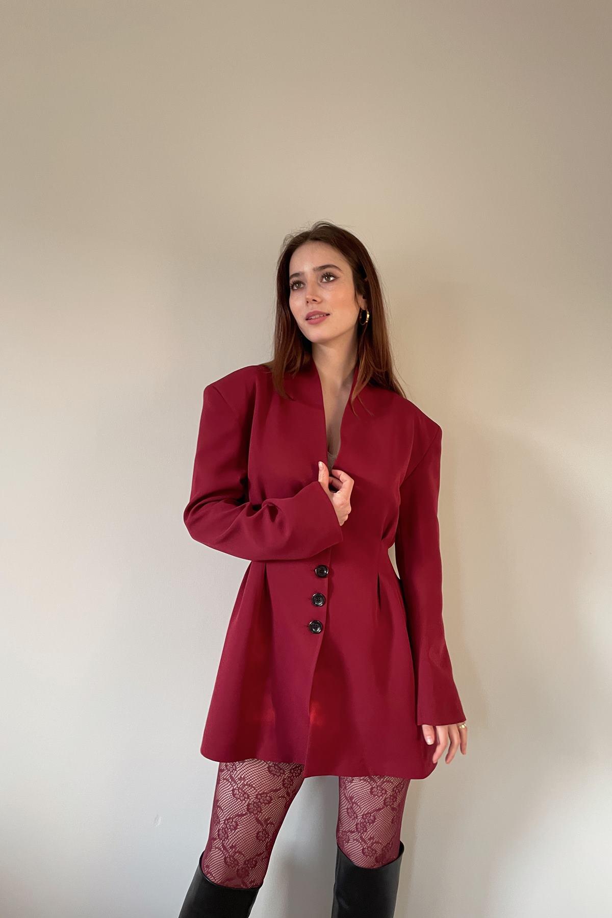 DÜŞÜK OMUZLU BELİ PİLELİ CEKET