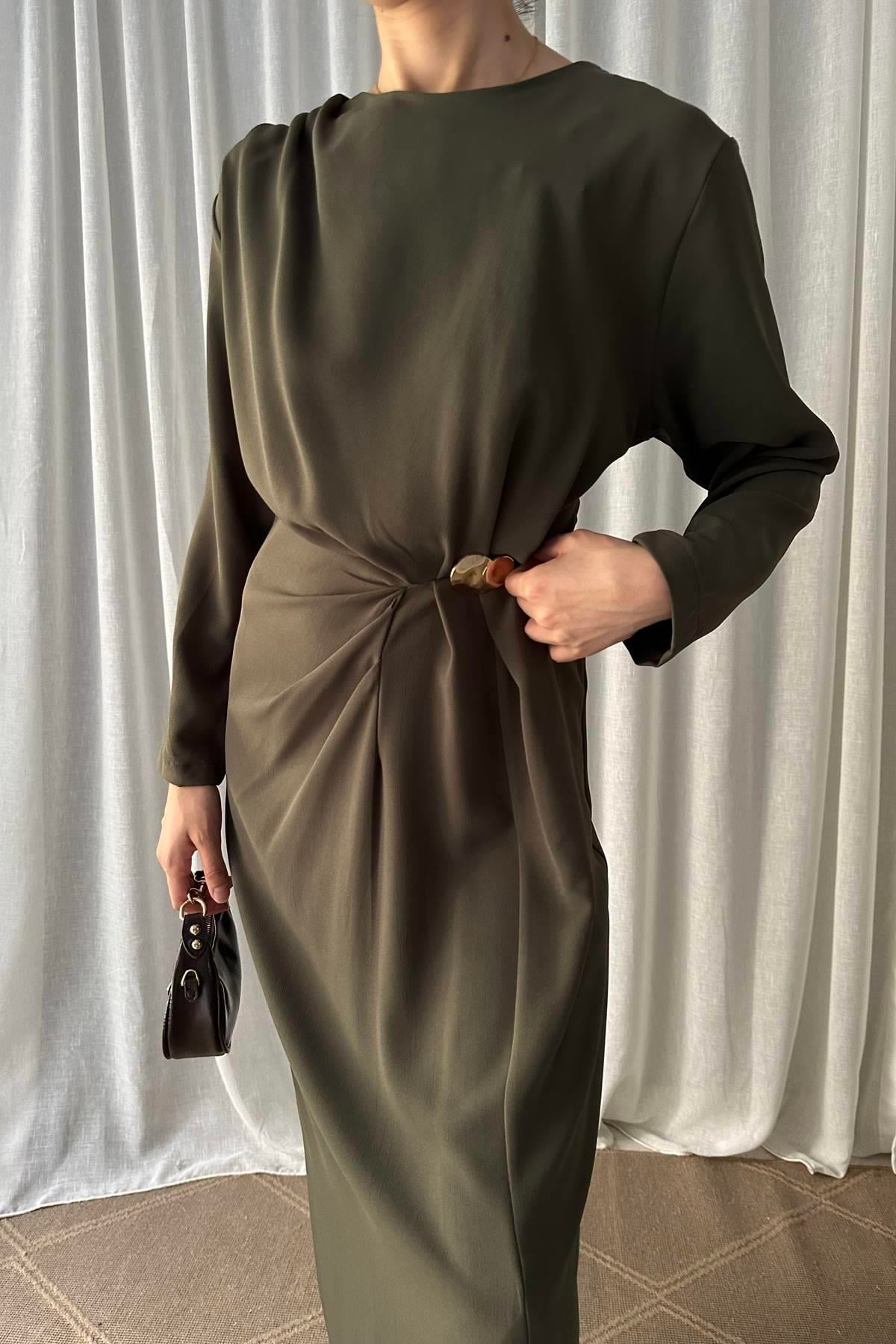 OMUZ VE BEL PİLELİ TOKA DETAYLI ELBİSE