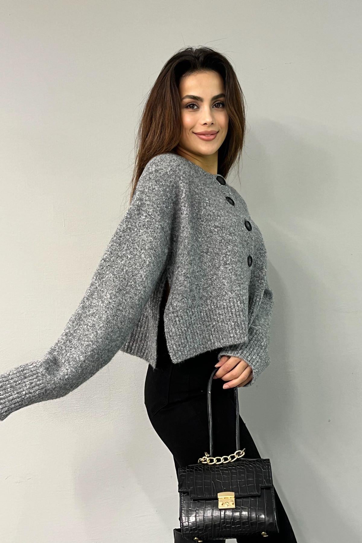 DİK YAKA DÜĞMELİ YUMUŞAK DOKULU TRIKO HIRKA