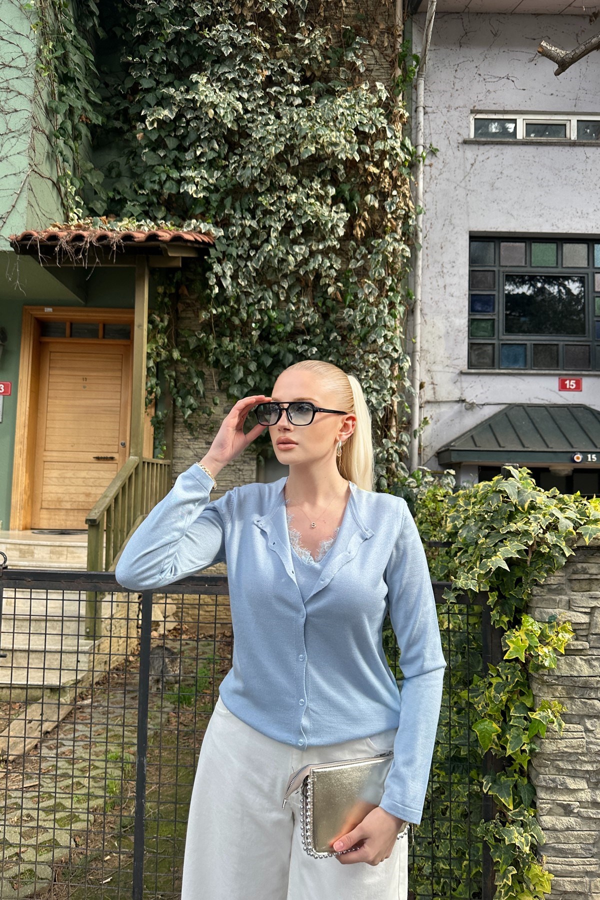 İÇİ DANTEL ATLET DETAYLI DÜĞMELİ HIRKA