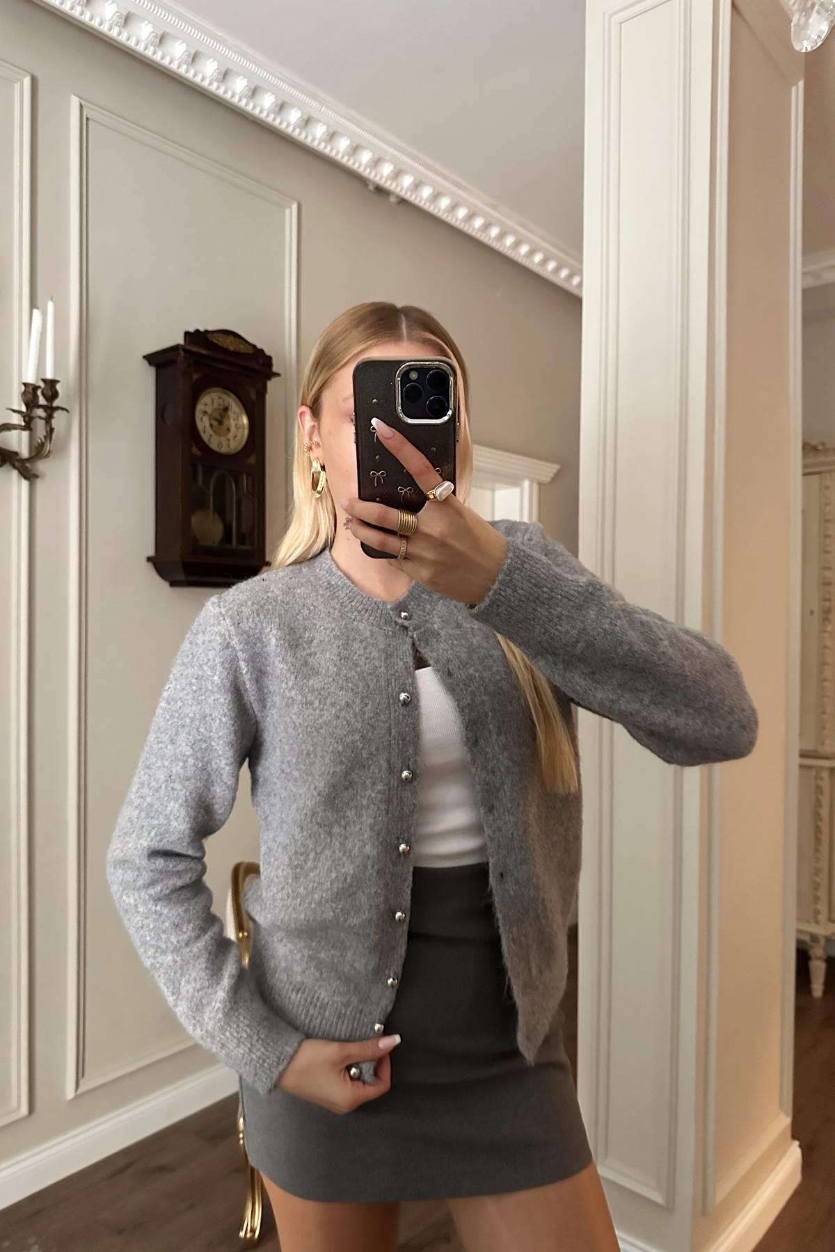 İNCİ DÜĞMELİ TRIKO HIRKA
