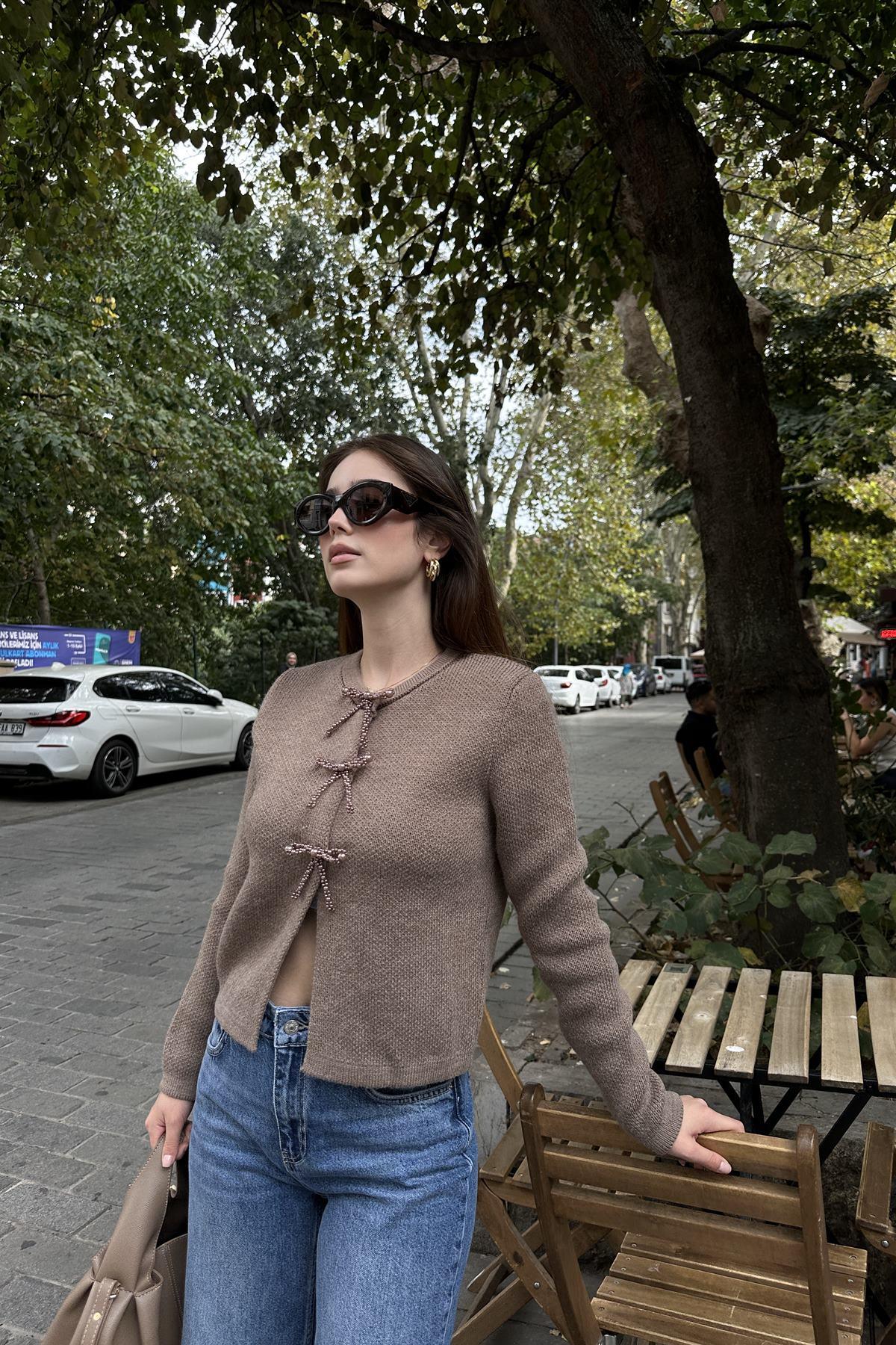 İNCİ FİYONK AKSESUARLI TRIKO HIRKA