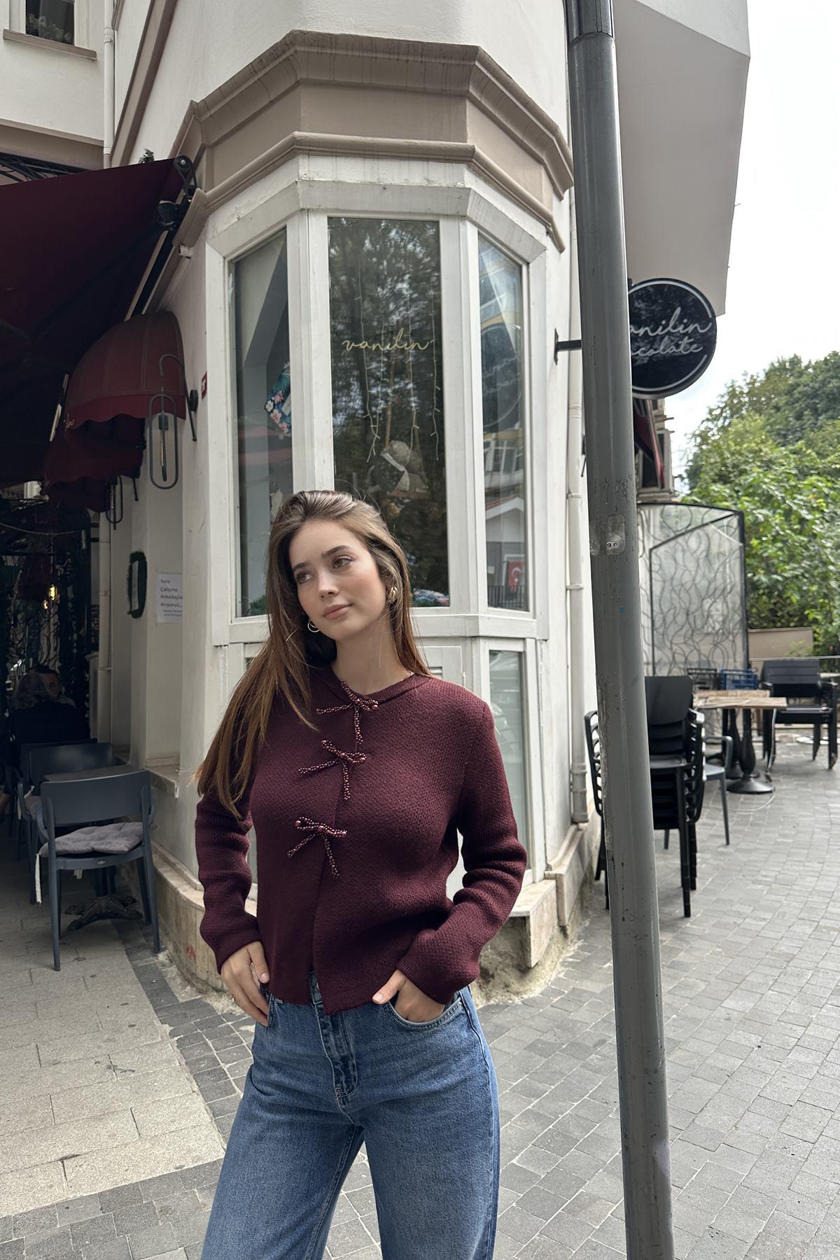 İNCİ FİYONK AKSESUARLI TRIKO HIRKA