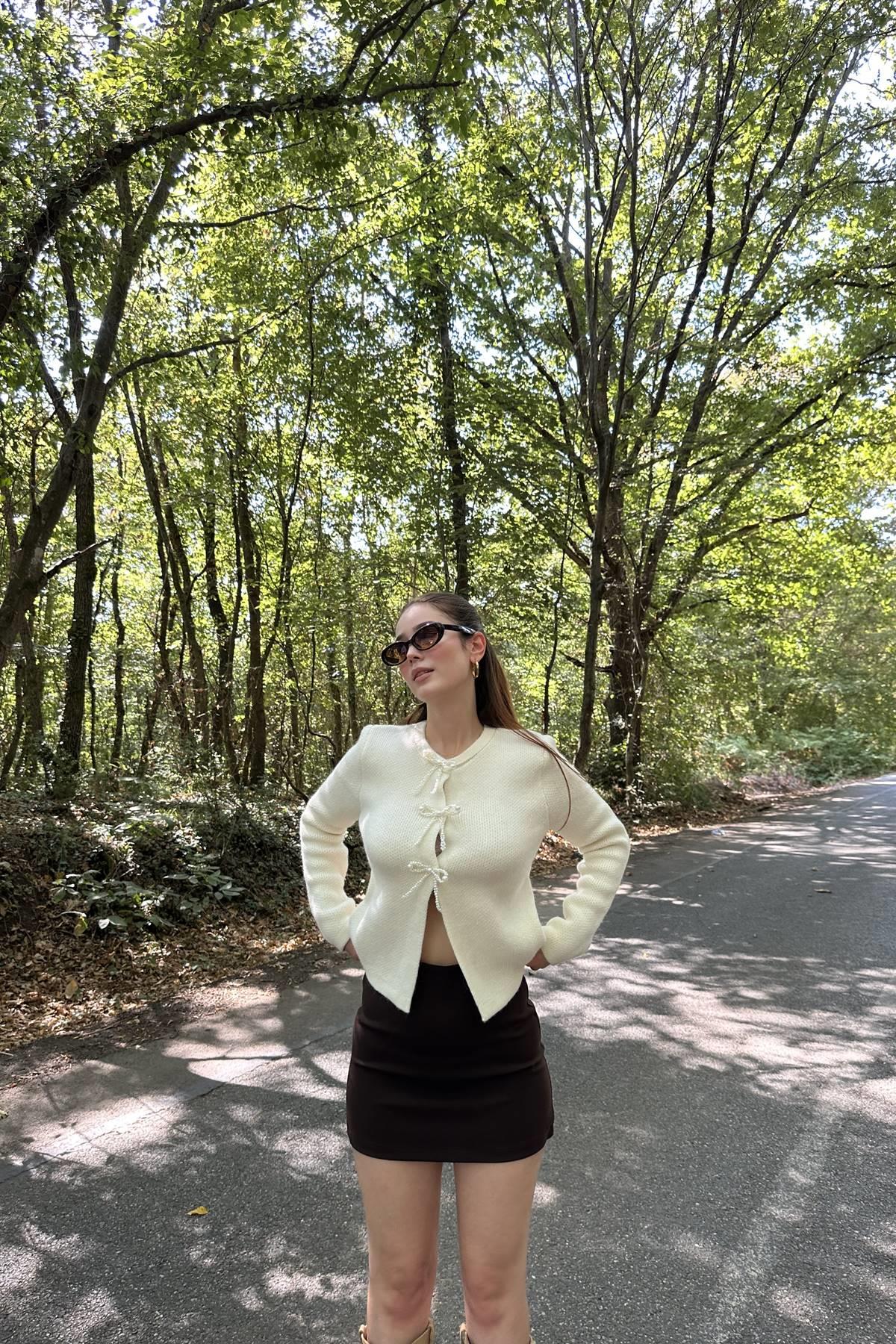 İNCİ FİYONK AKSESUARLI TRIKO HIRKA