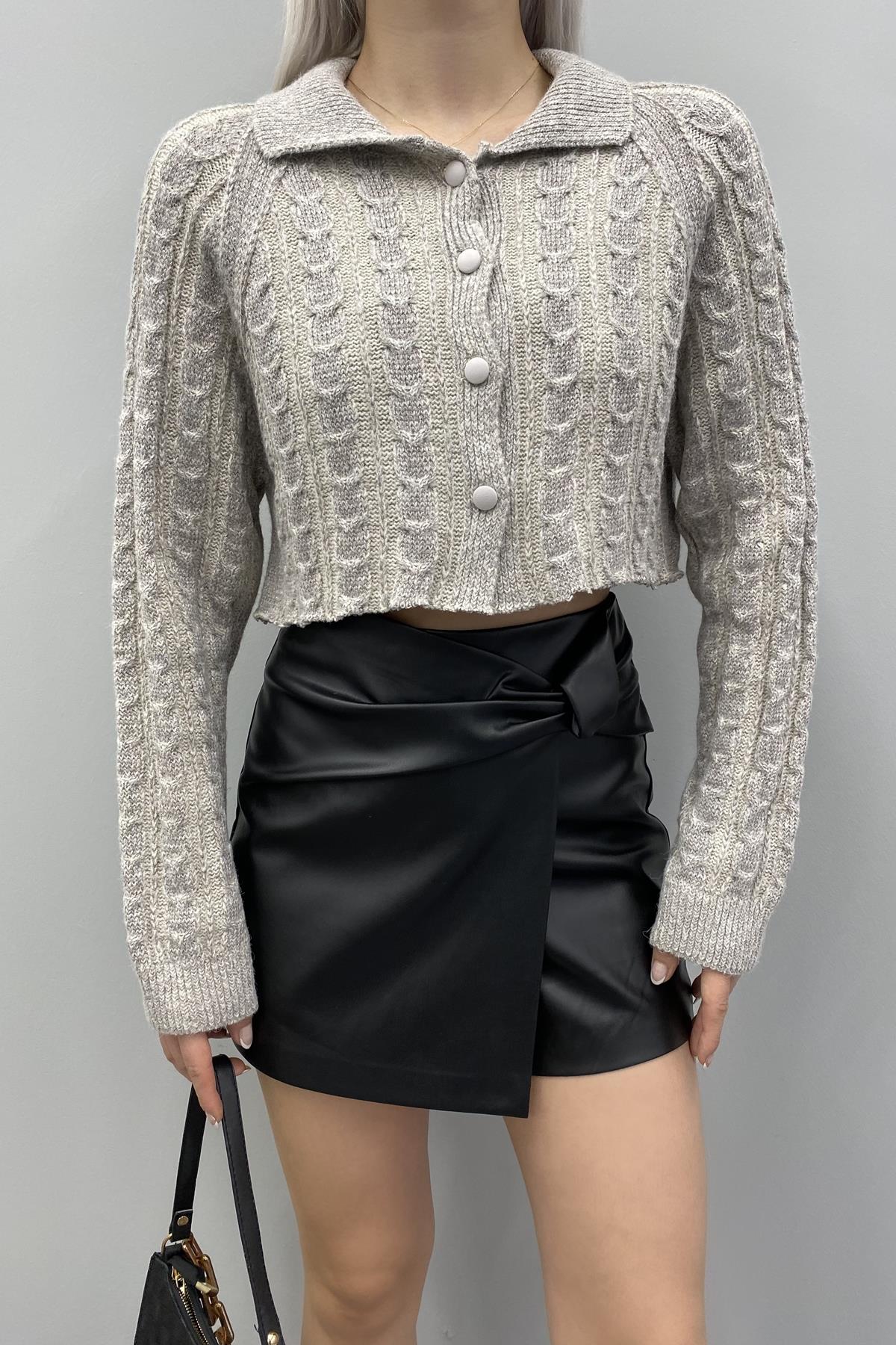 POLO YAKA DÜĞMELİ SİMLİ CROP HIRKA
