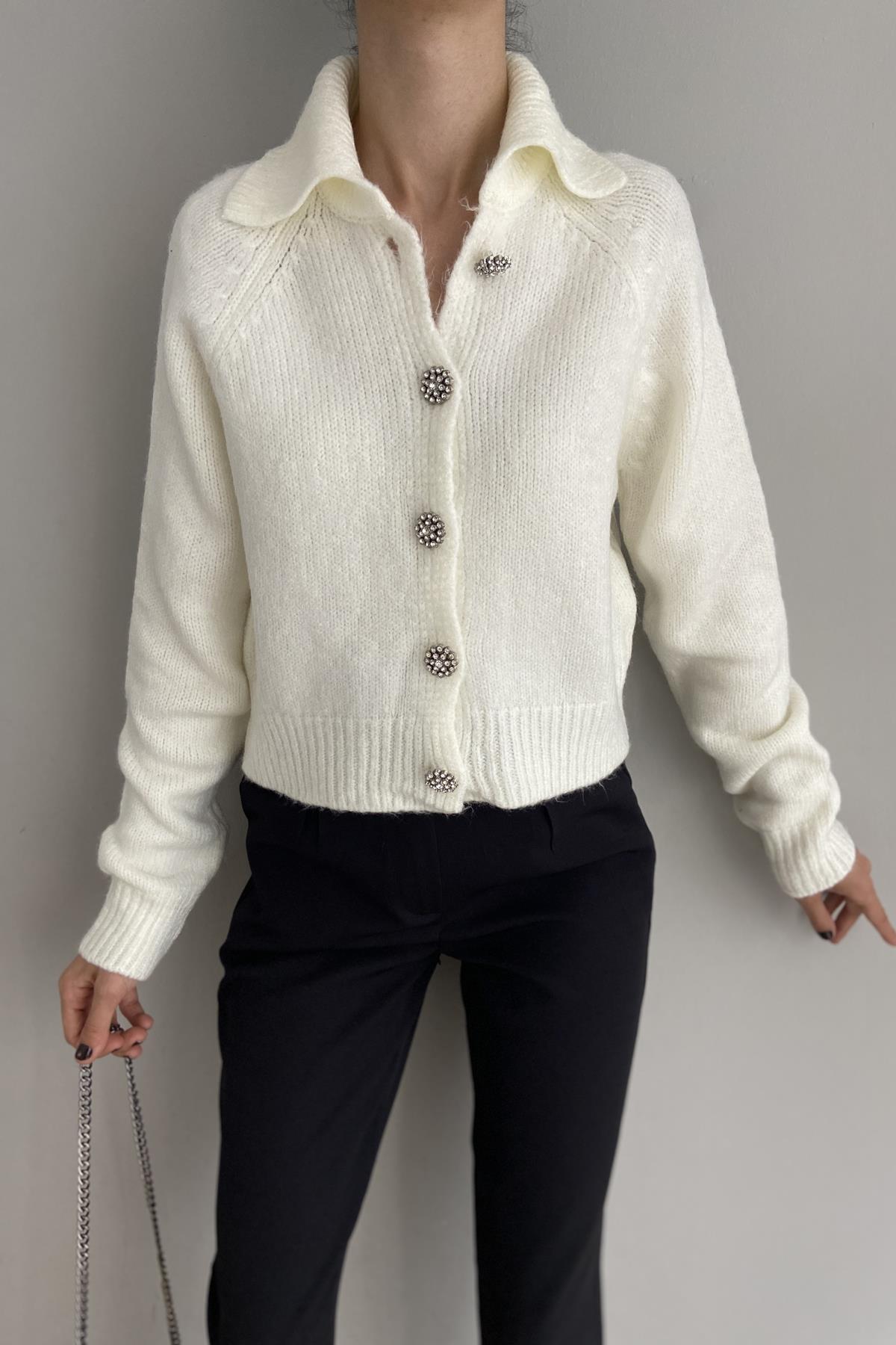YAKALI TAŞ DÜĞMELİ CROP HIRKA