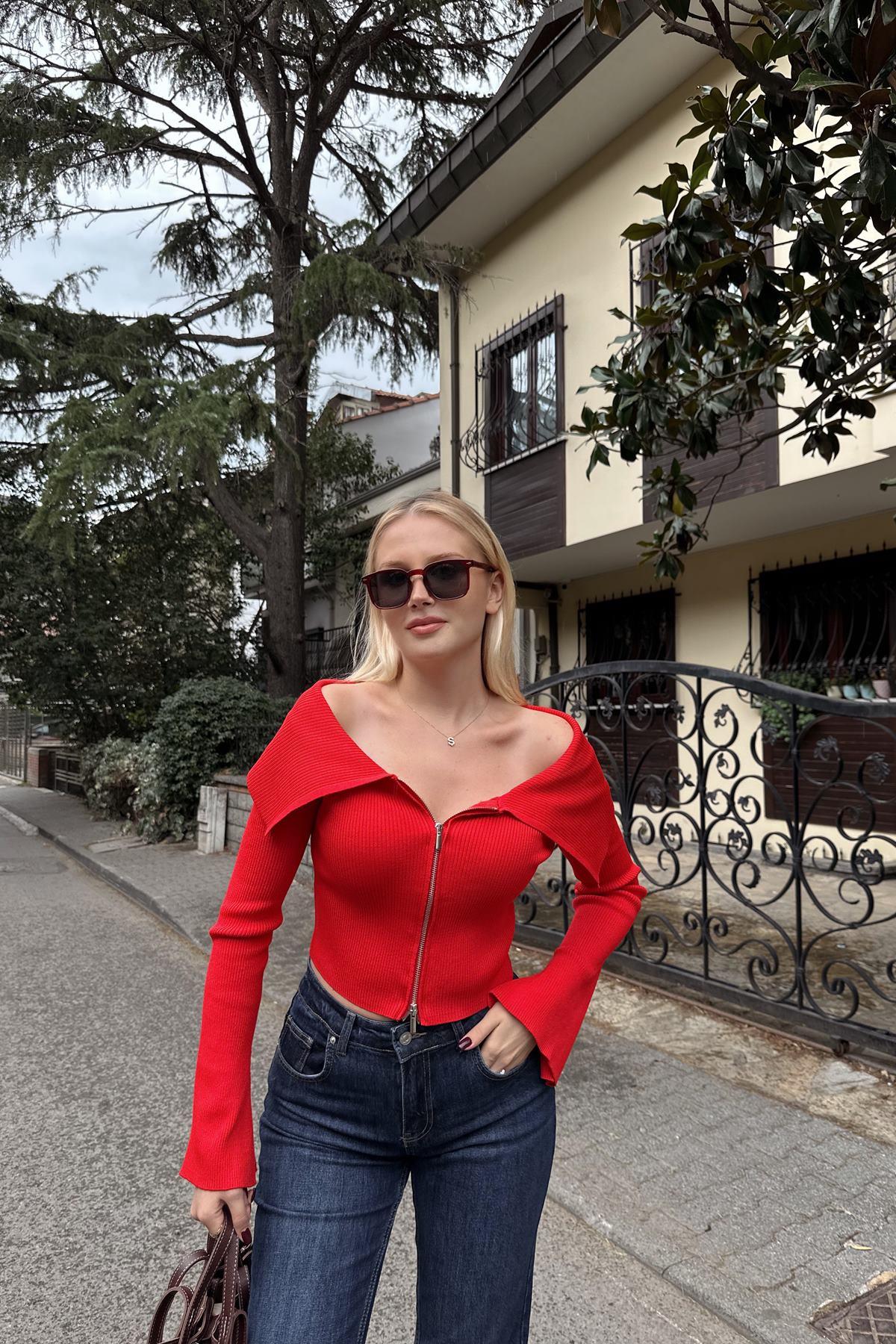 BARDOT YAKA KOL YIRTMAÇ DETAYLI FERMUARLI TRIKO