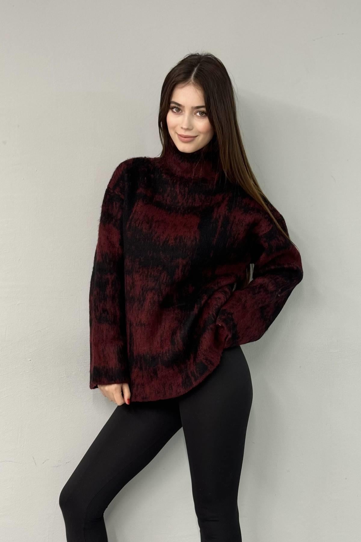 DİK YAKA DESENLİ KAZAK