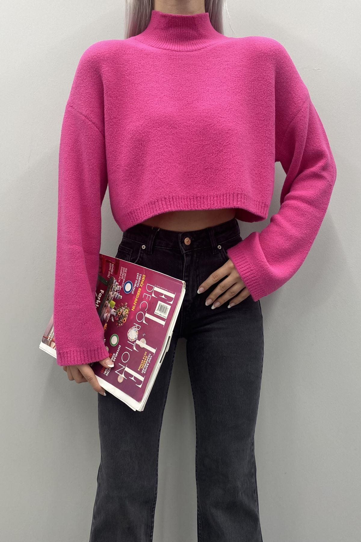 DİK YAKA YUMOŞ DOKULU CROP KAZAK