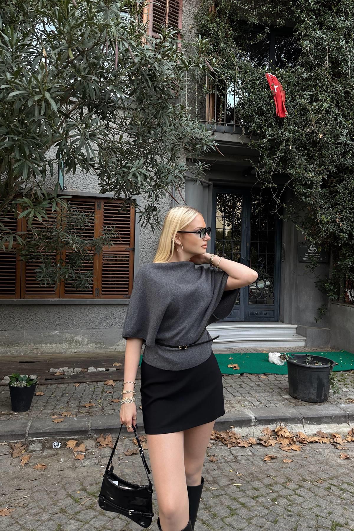 KAYIK YAKA YARASA KOL KEMERLİ TRIKO KAZAK