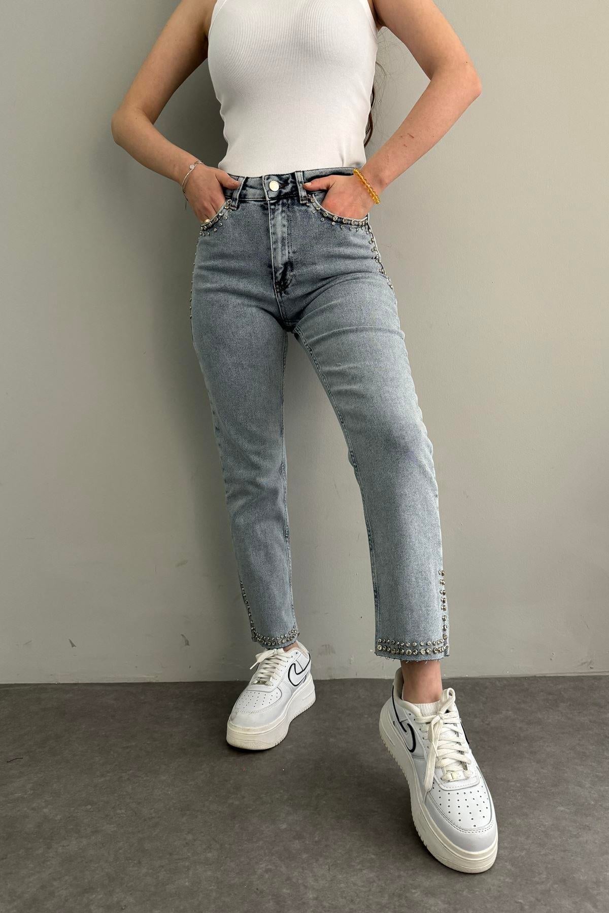 CEPLERİ VE PAÇALARI TAŞLI MOM FİT KOT PANTOLON