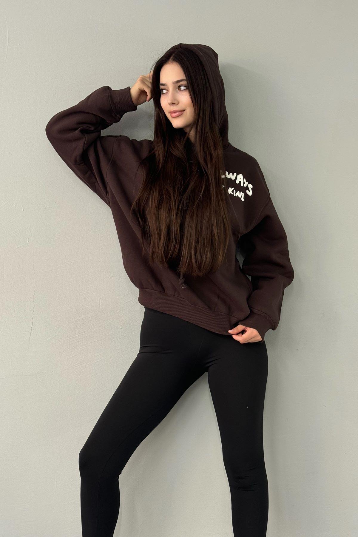 BASKI DETAY KAPŞONLU SWEATSHIRT