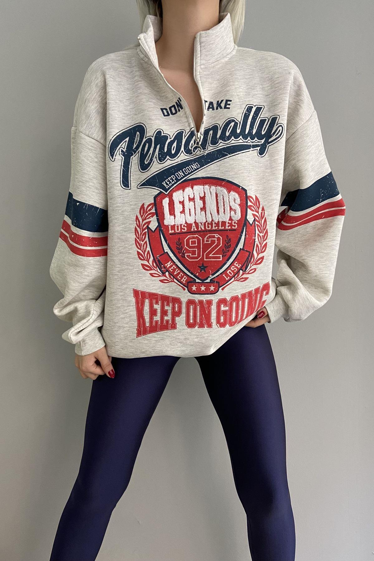 BASKI VE NAKIŞLI YARIM FERMUARLI SWEAT