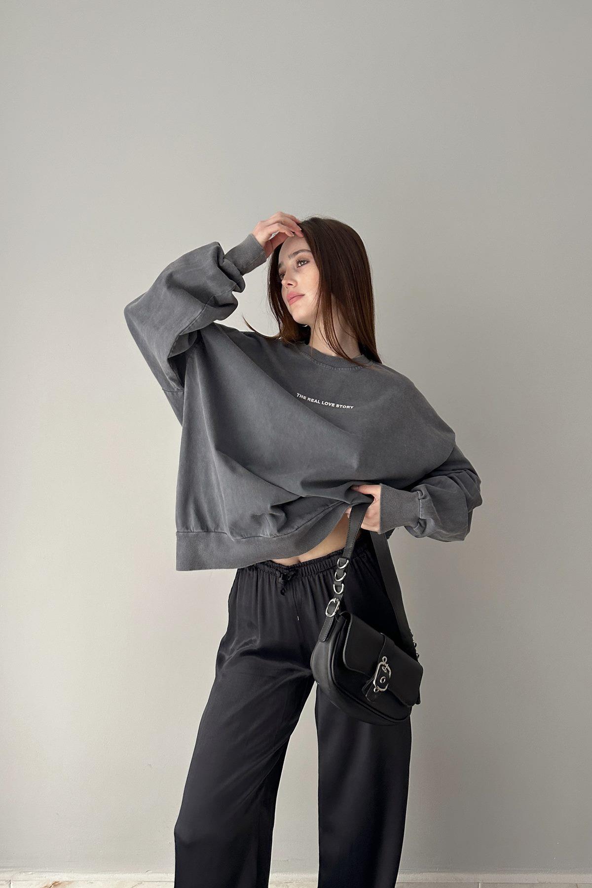 BASKI VE TAŞ DETAYLI YIKAMALI SWEATSHIRT