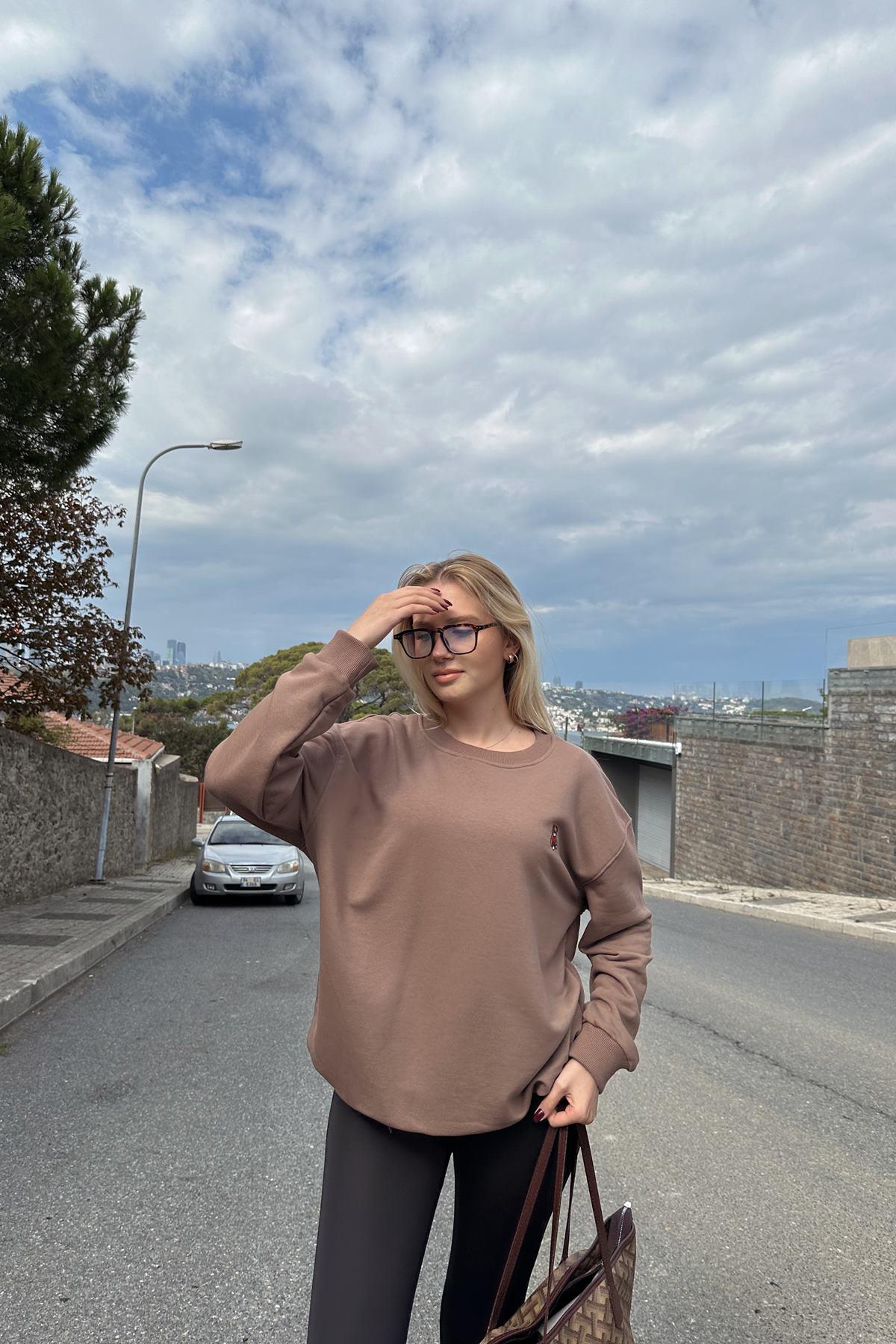 BİSİKLET YAKA AYI NAKIŞLI SWEATSHIRT
