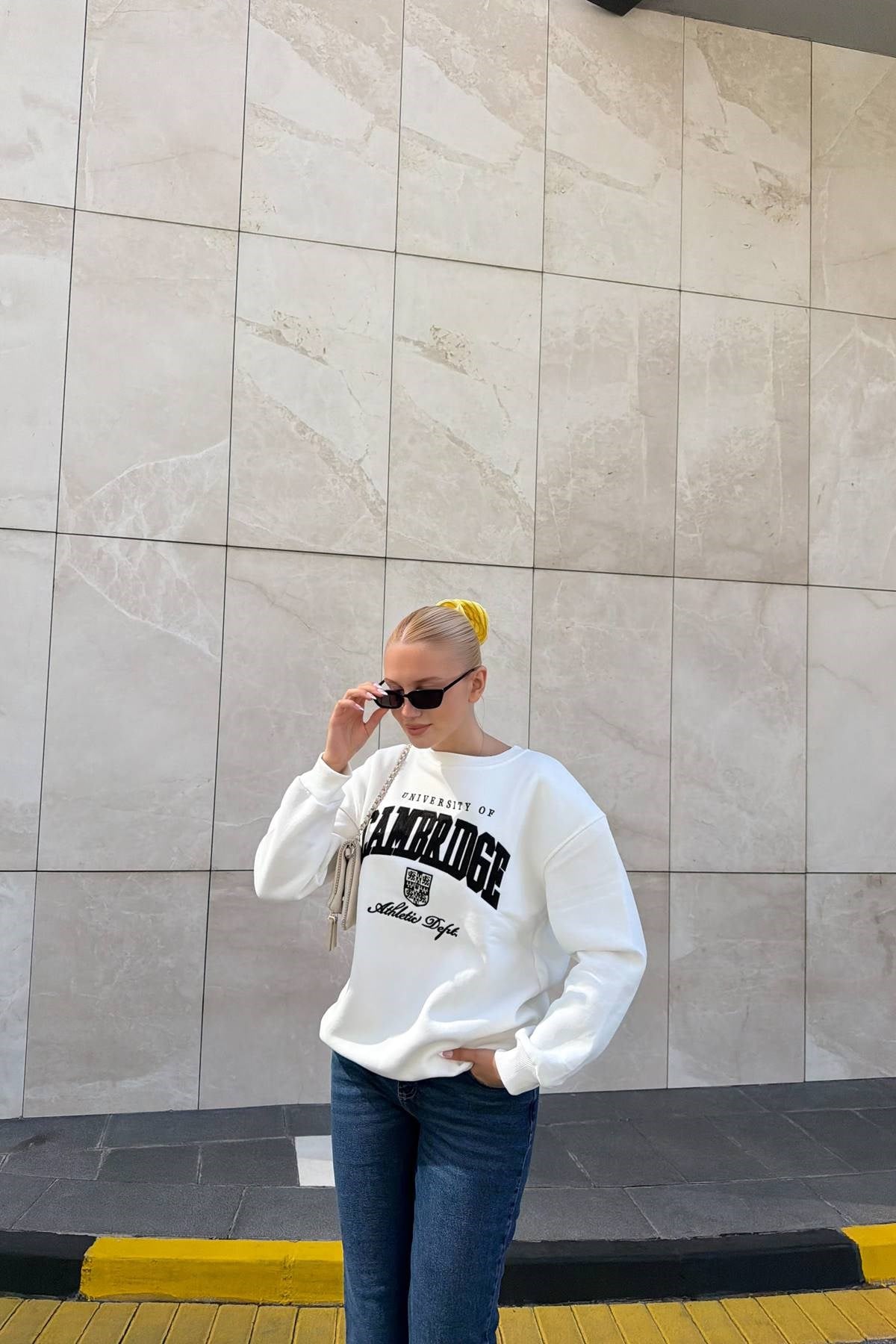 BİSİKLET YAKA BASKI VE NAKIŞ DETAY SWEATSHIRT
