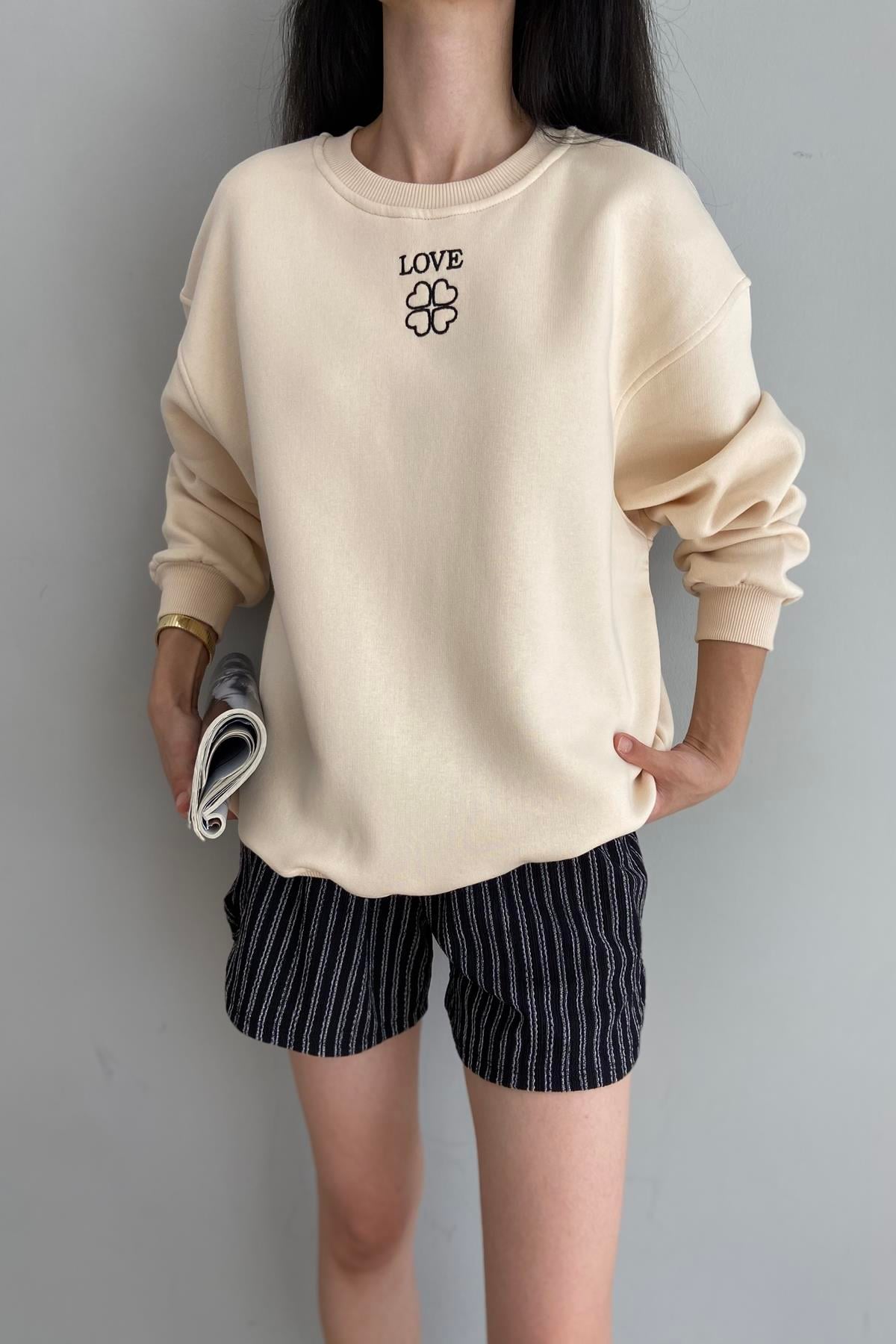 BİSİKLET YAKA BASKILI NAKIŞ DETAY SWEATSHIRT