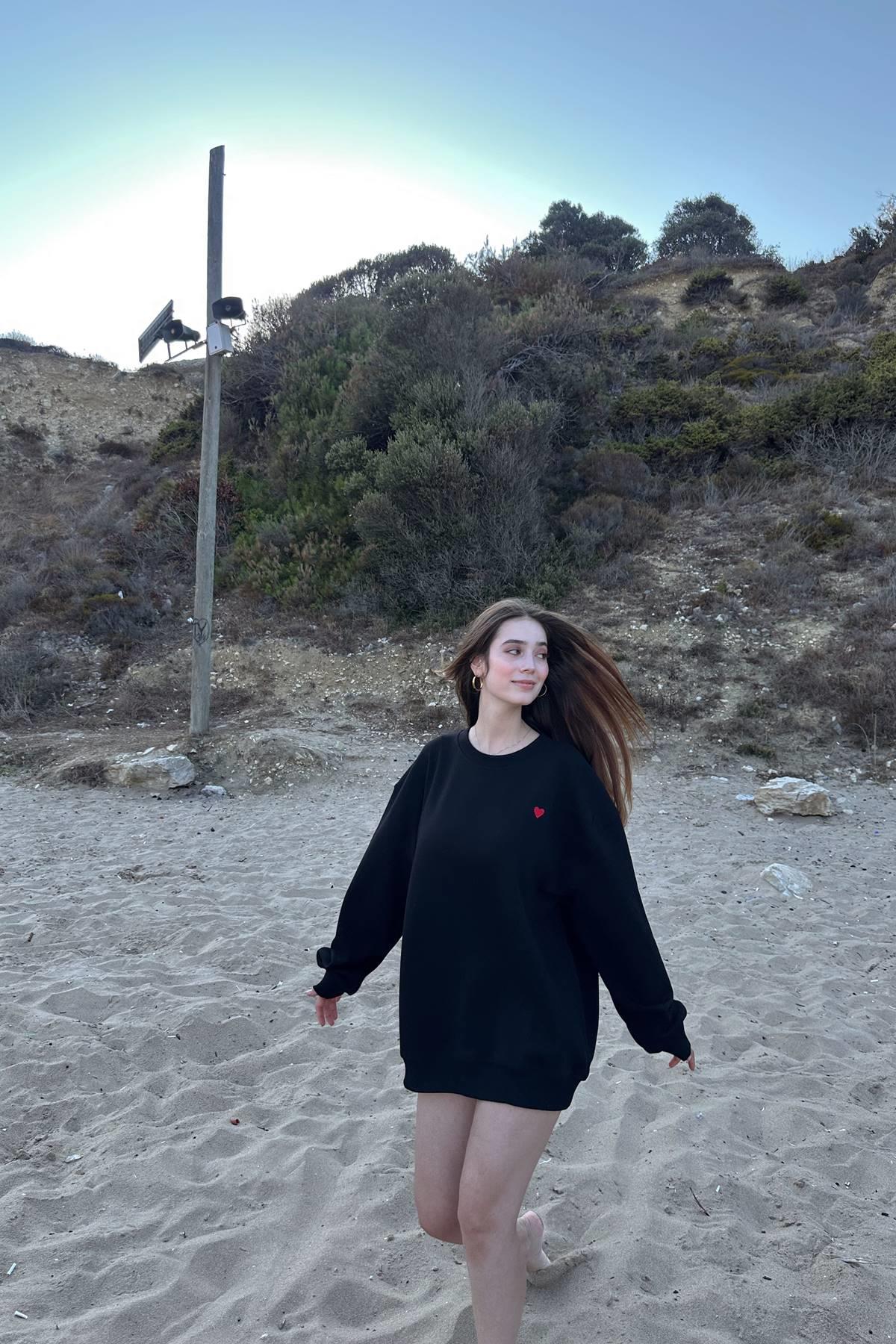 BİSİKLET YAKA KALP NAKIŞLI SWEATSHIRT