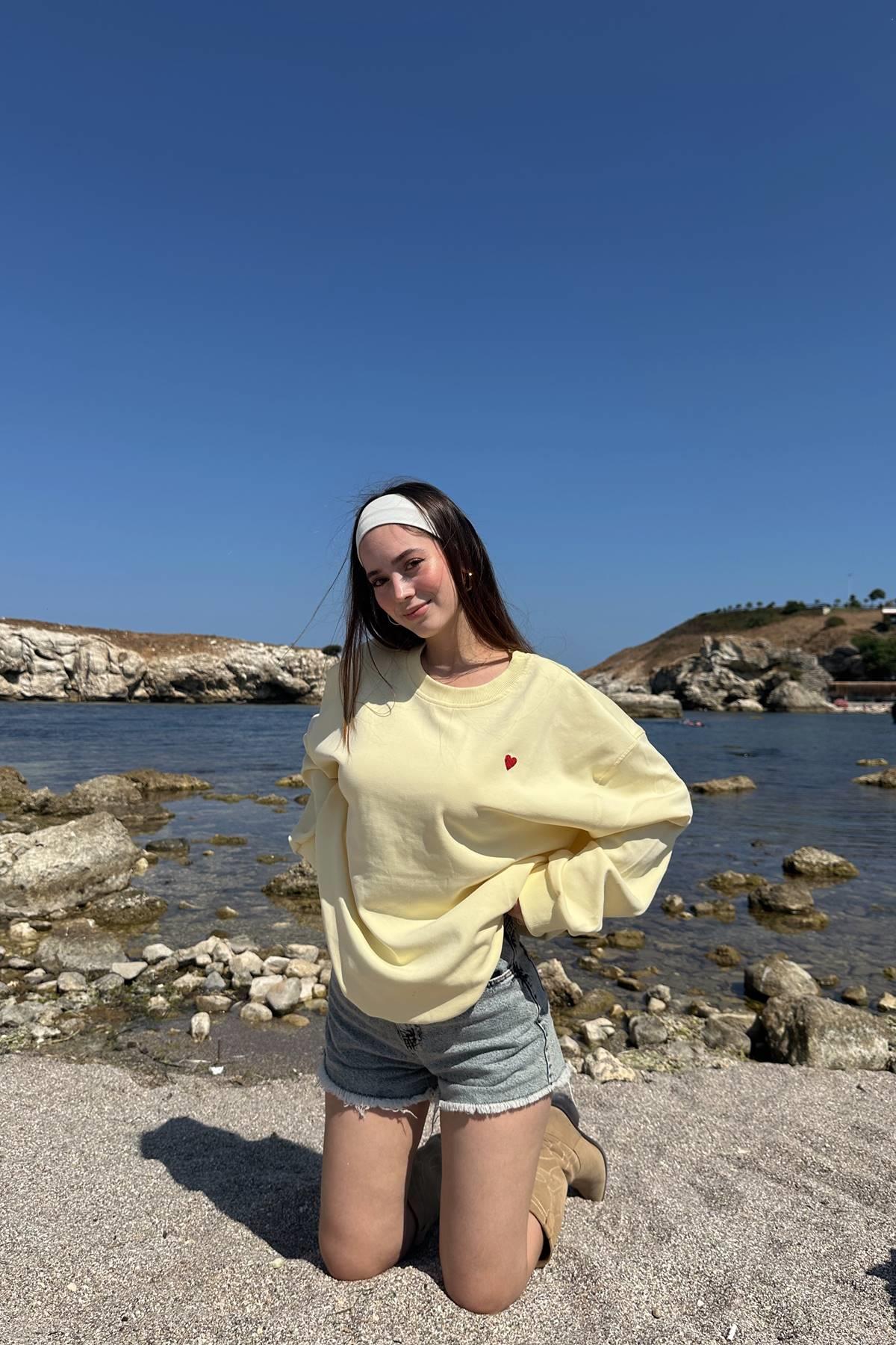 BİSİKLET YAKA KALP NAKIŞLI SWEATSHIRT