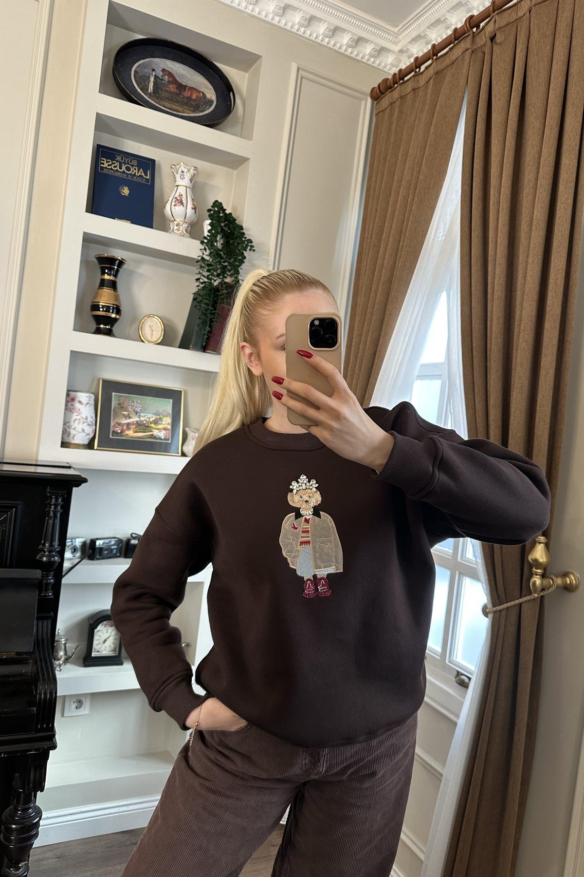 BİSİKLET YAKA NAKIŞ VE TAŞ DETAY SWEATSHIRT