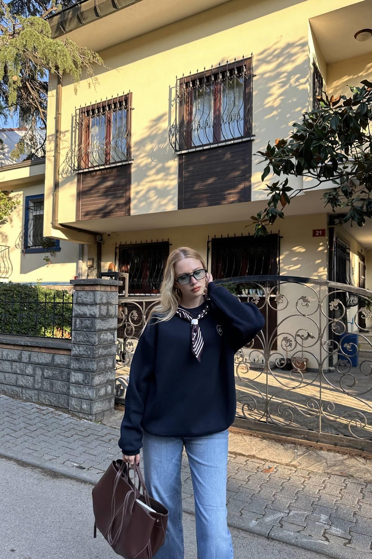 FULAR VE NAKIŞ DETAYLI SWEATSHIRT