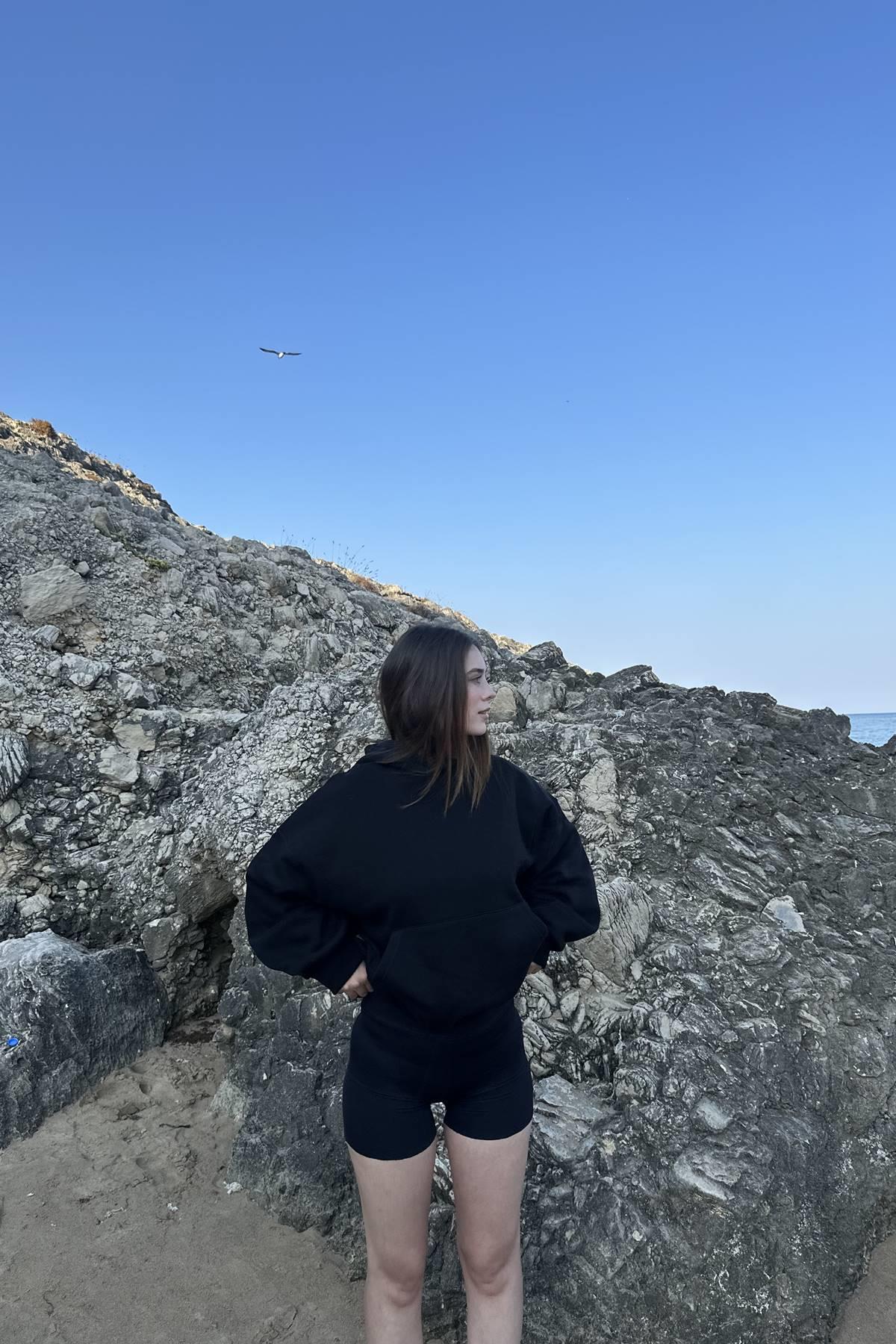KAPŞONLU CEPLİ SWEATSHIRT