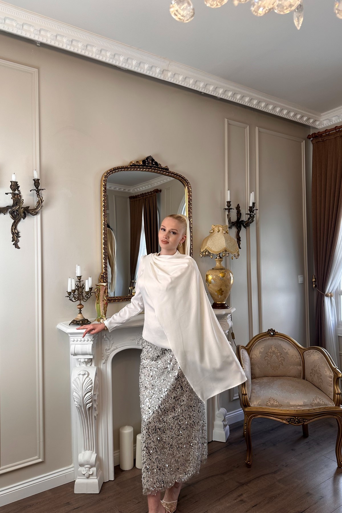 ETEĞİ TAŞ PAYET DETAY SATEN BLUZ TAKIM