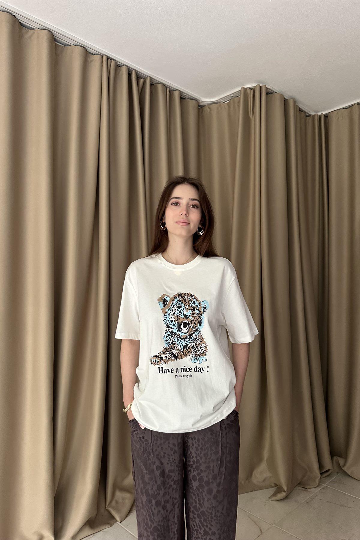 BİİSİKLET YAKA ASLAN BASKILI TSHIRT