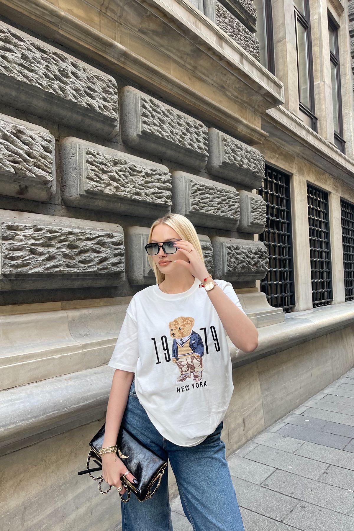 BİSİKLET YAKA AYICIK NAKIŞLI TSHIRT