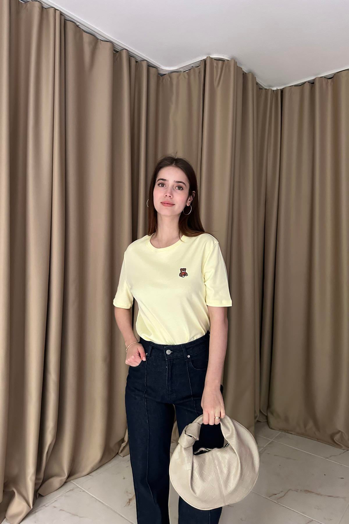 BİSİKLET YAKA AYICIK NAKIŞLI TSHIRT