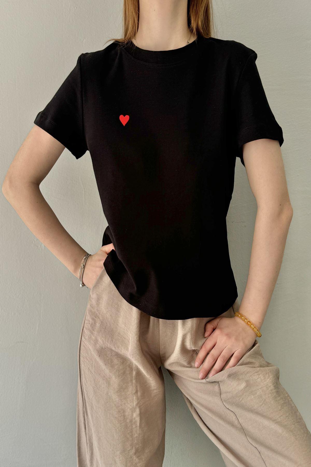 BİSİKLET YAKA KALP NAKIŞLI TSHIRT