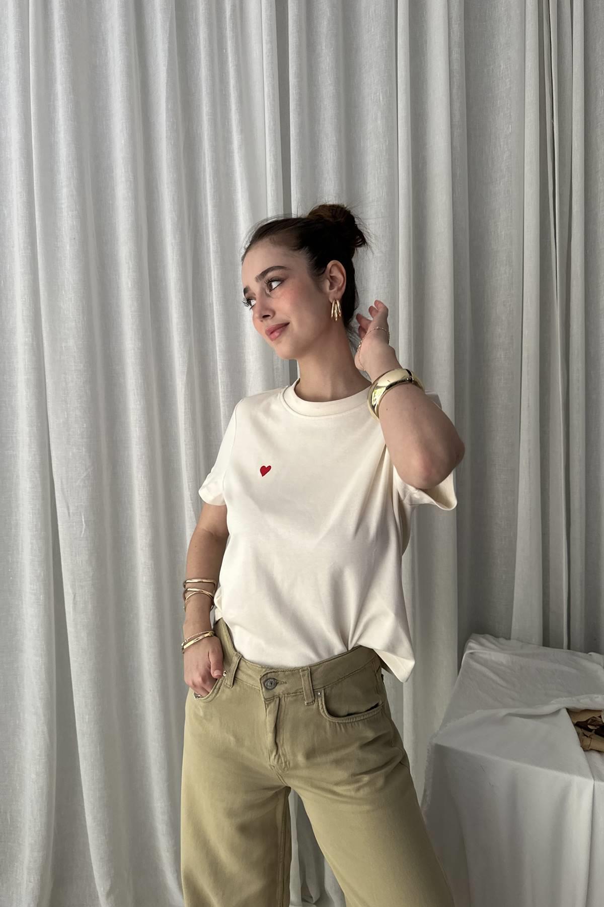 BİSİKLET YAKA KALP NAKIŞLI TSHIRT