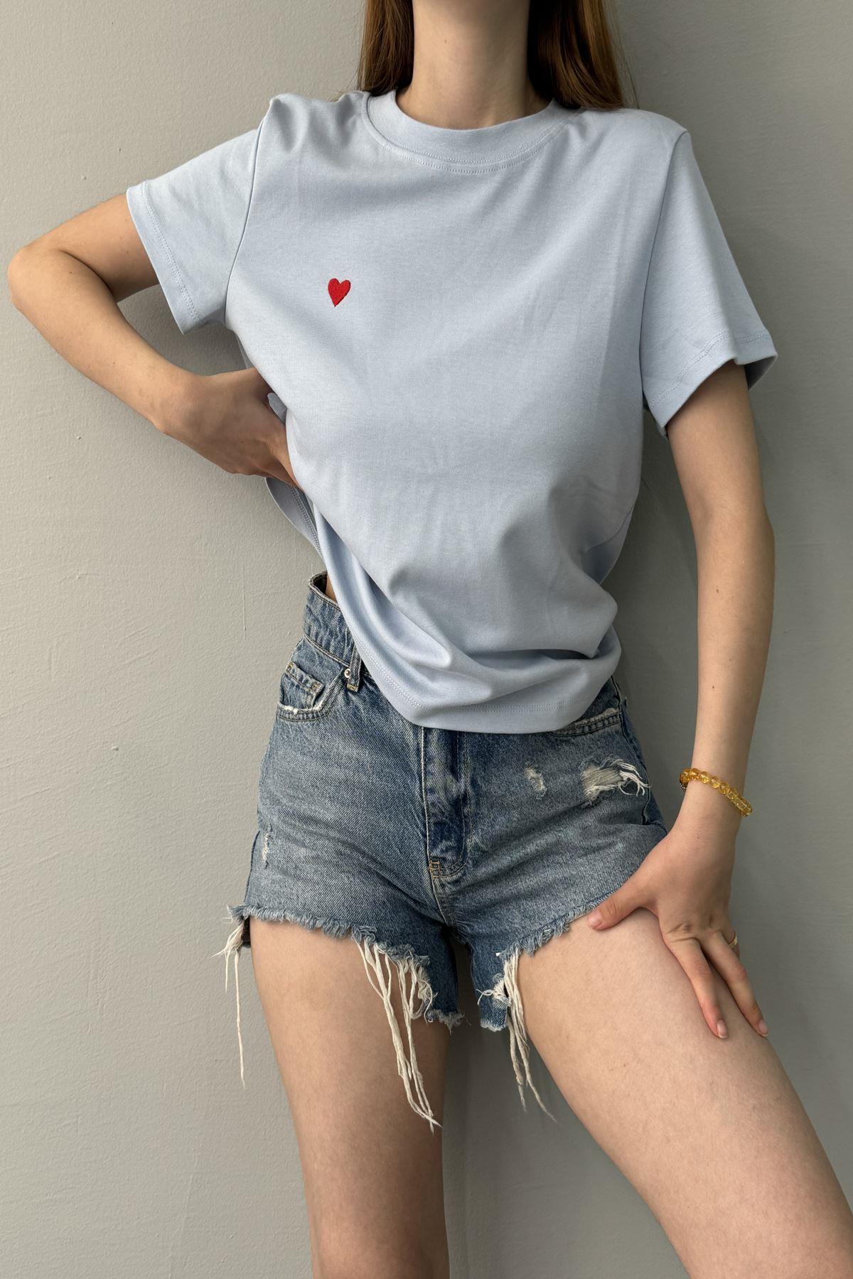 BİSİKLET YAKA KALP NAKIŞLI TSHIRT