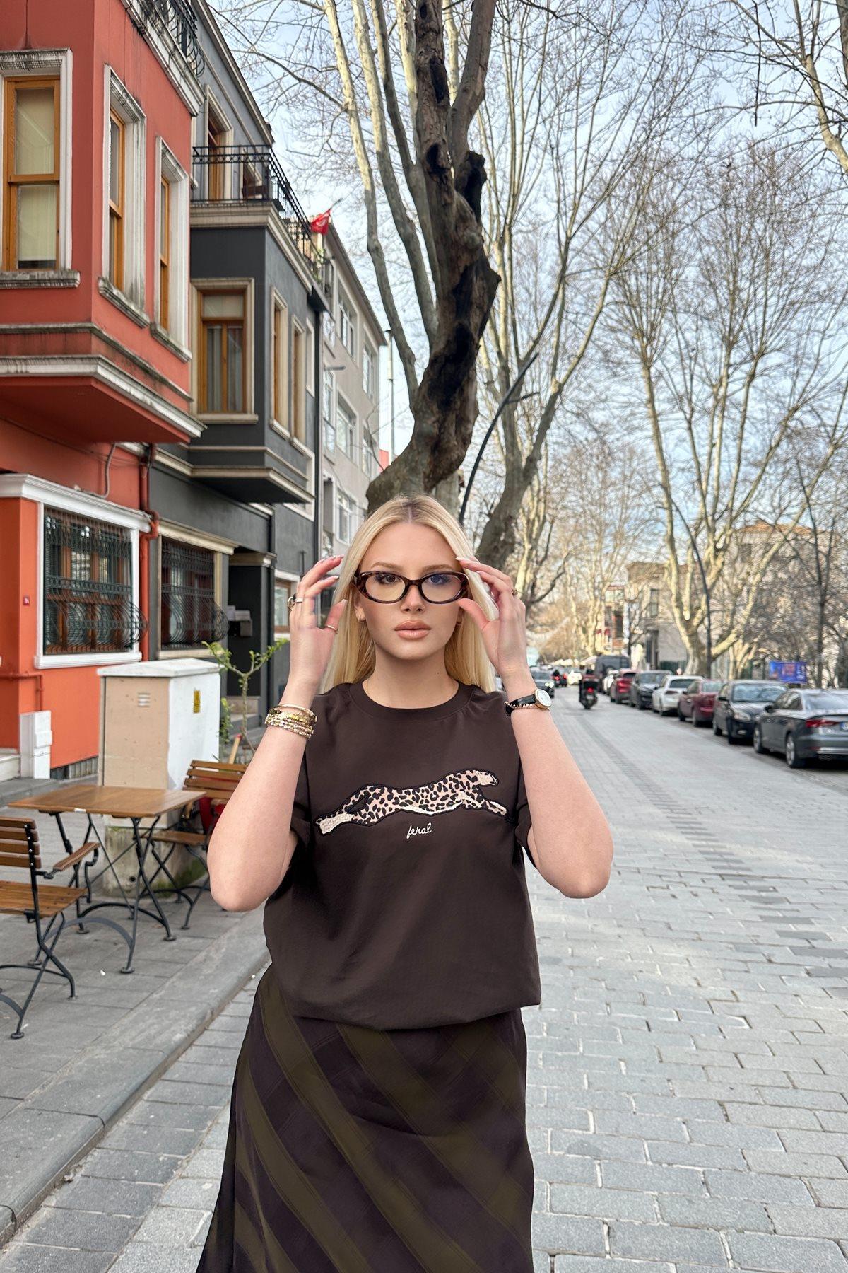 BİSİKLET YAKA NAKIŞ DETAY TSHIRT