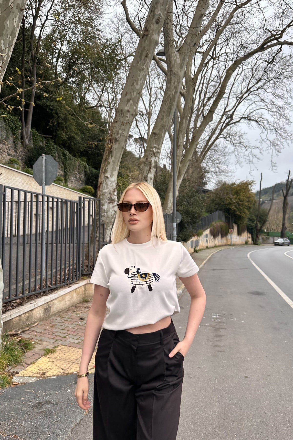 BİSİKLET YAKA NAKIŞ DETAY TSHIRT