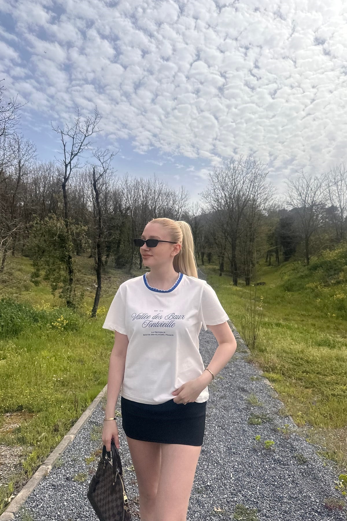 BİSİKLET YAKA NAKIŞ DETAYLI TSHIRT
