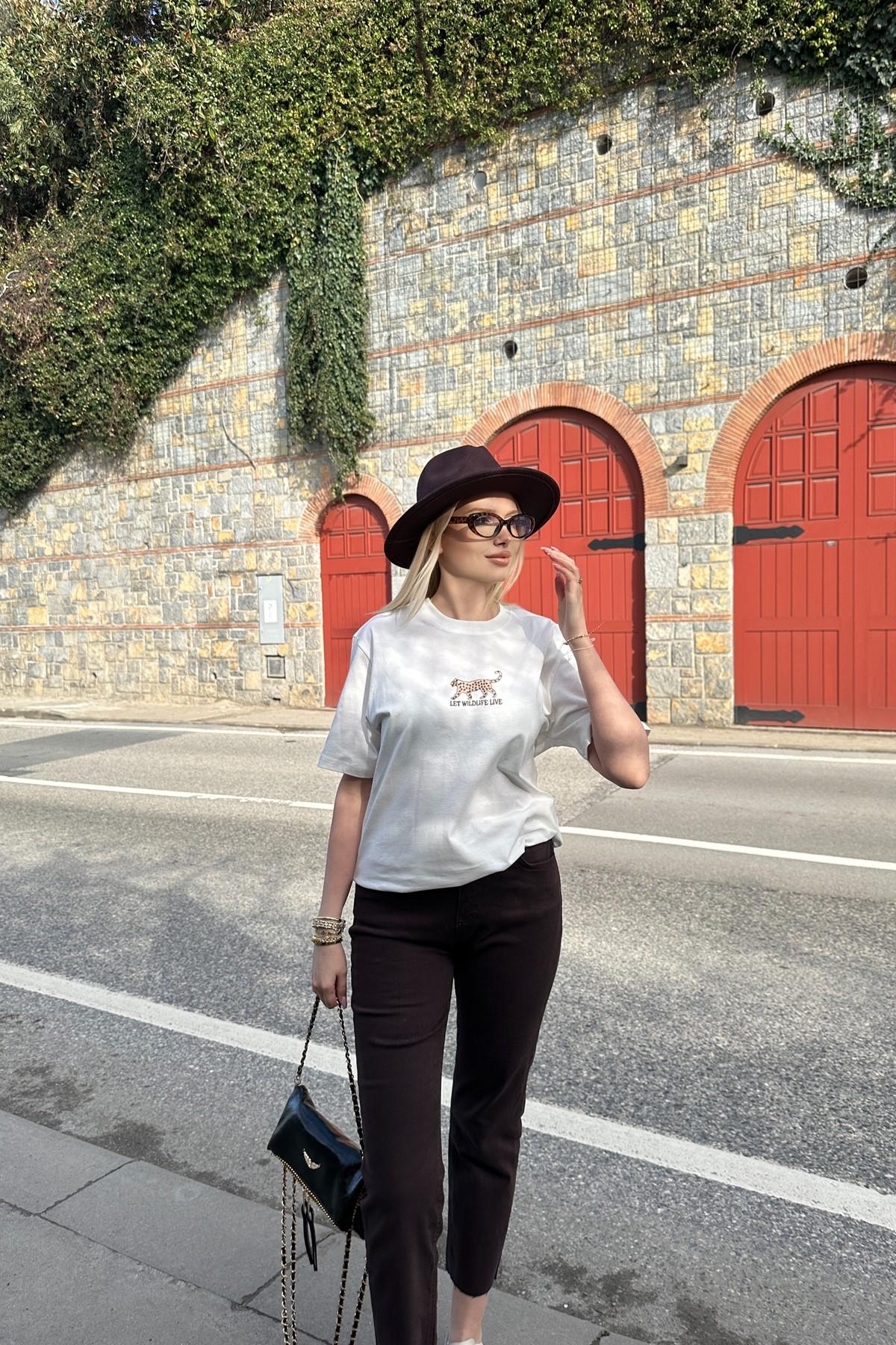 BİSİKLET YAKA NAKIŞ DETAYLI TSHIRT