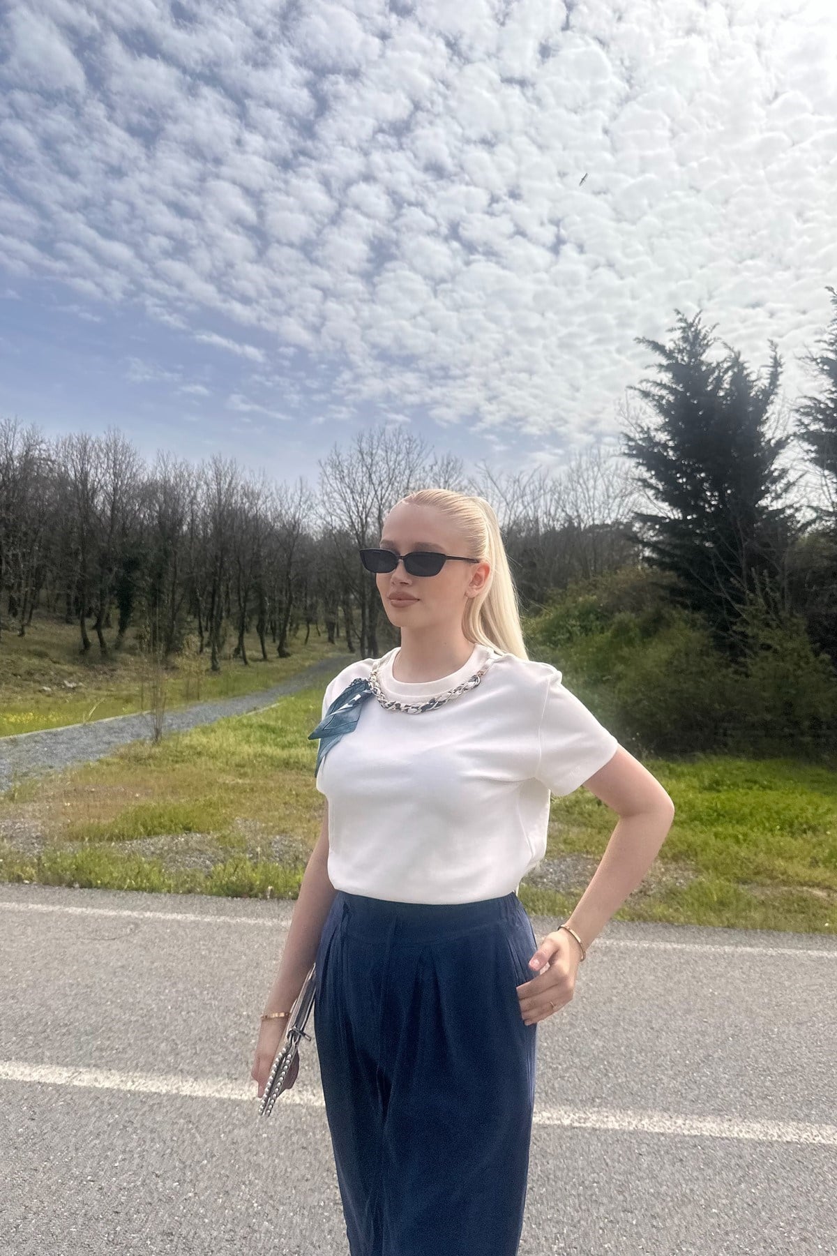 BİSİKLET YAKA YAKA AKSESURLI TSHIRT
