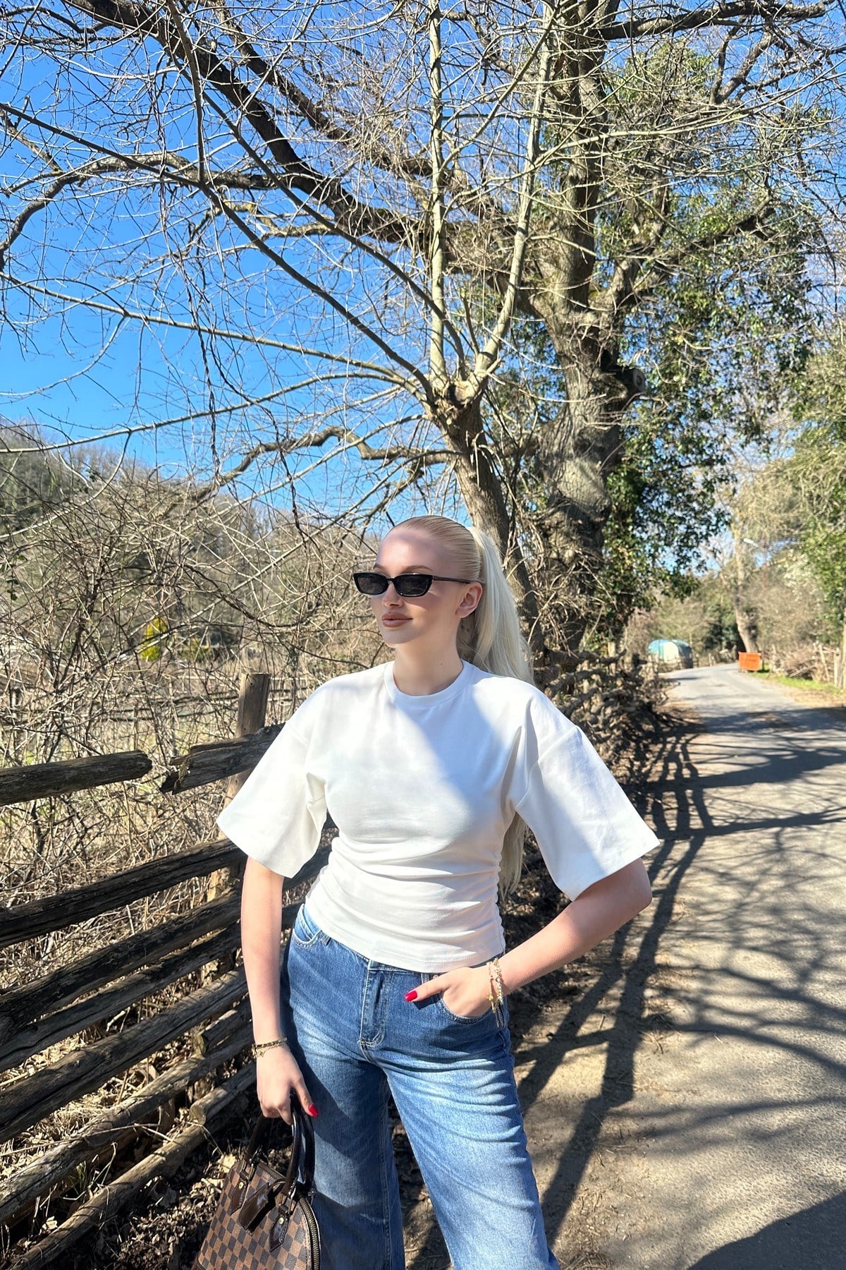 İKİ YANI BÜZGÜ DETAY TSHIRT