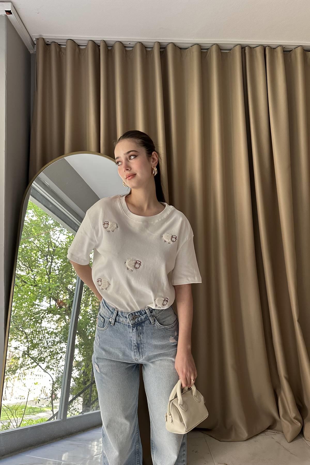 KUZU NAKIŞ DETAYLI TSHIRT