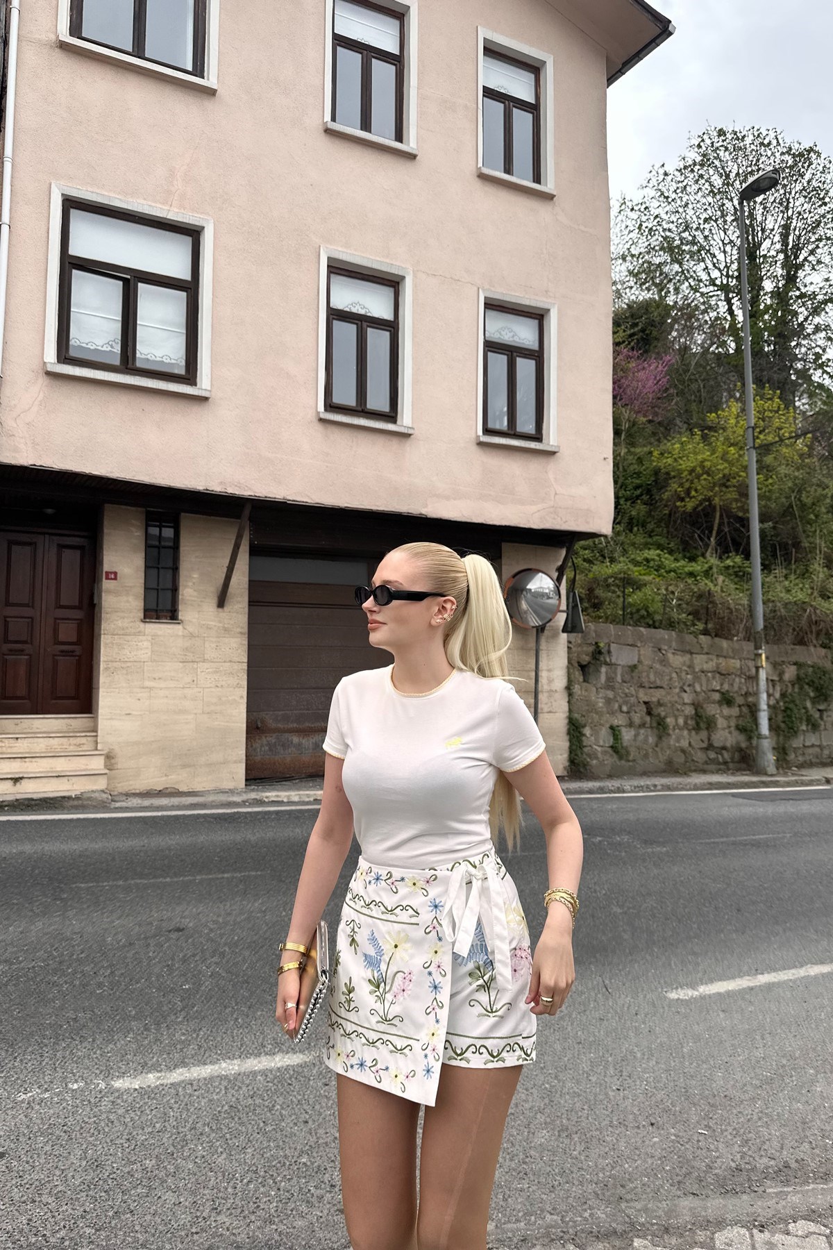 NAKIŞ DETAY CROP TSHIRT