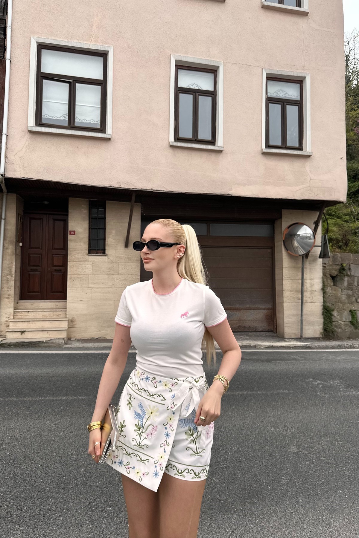 NAKIŞ DETAY CROP TSHIRT
