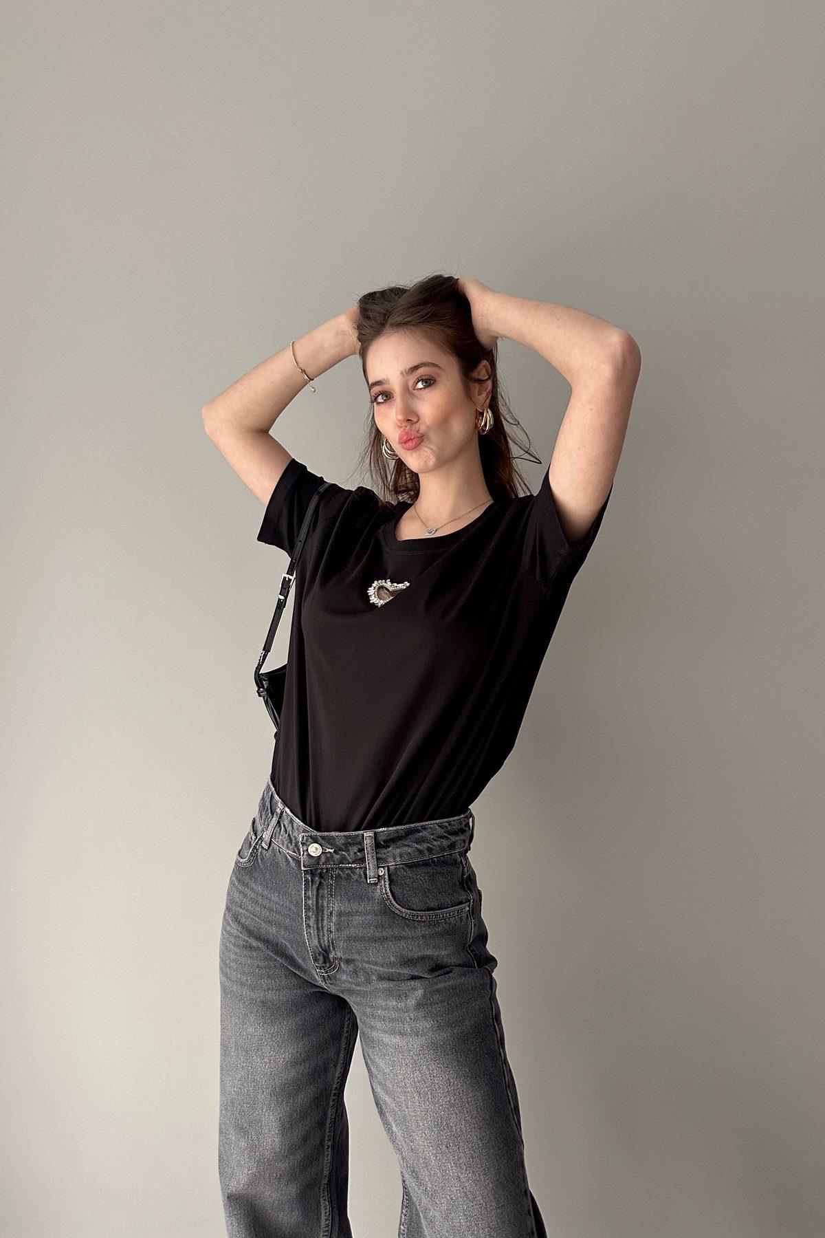 ÖNÜ KALP İŞLEMELİ TSHIRT