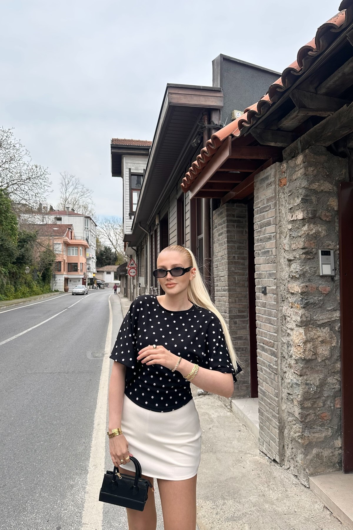 PUANTİYELİ BEL BÜZGÜLÜ TSHİRT