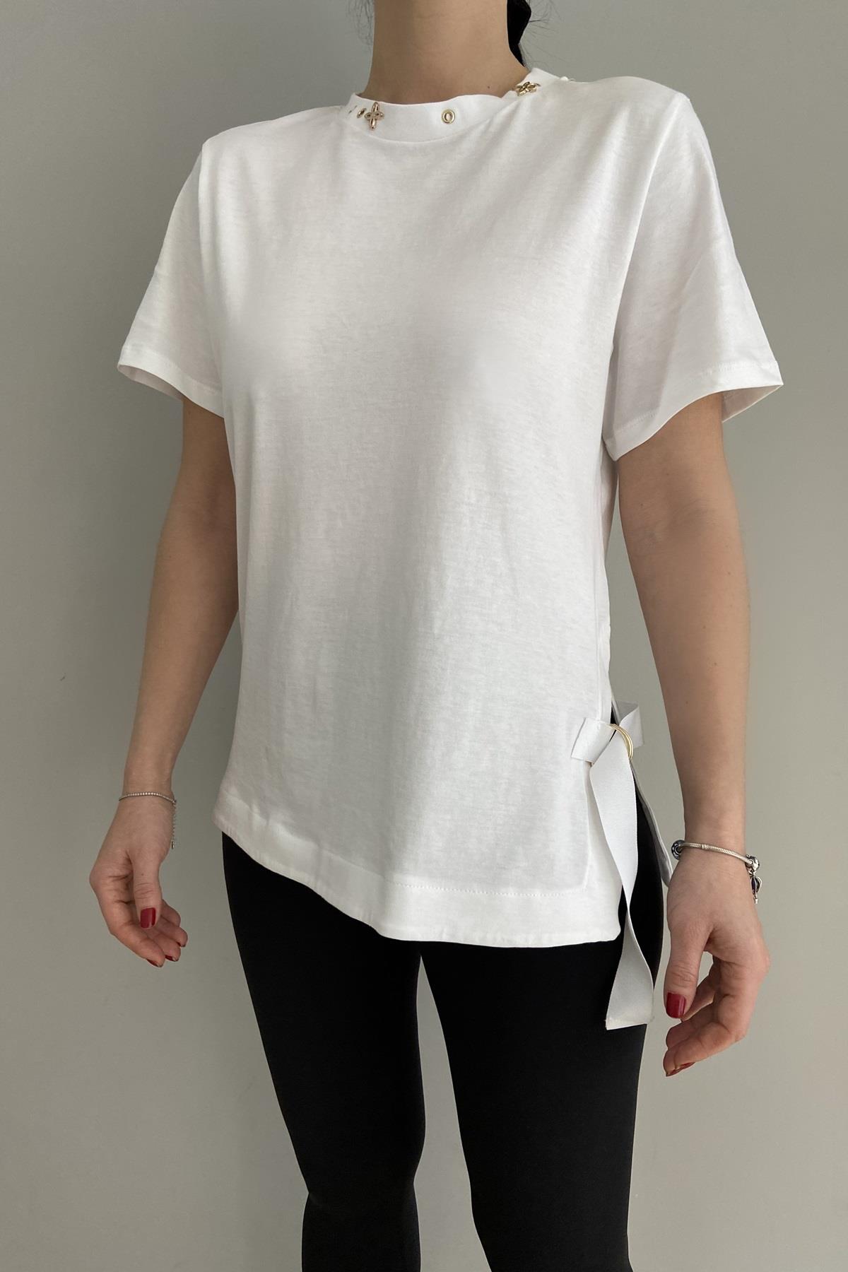 ŞERİT DETAY YAKA AKSESURLI TSHIRT