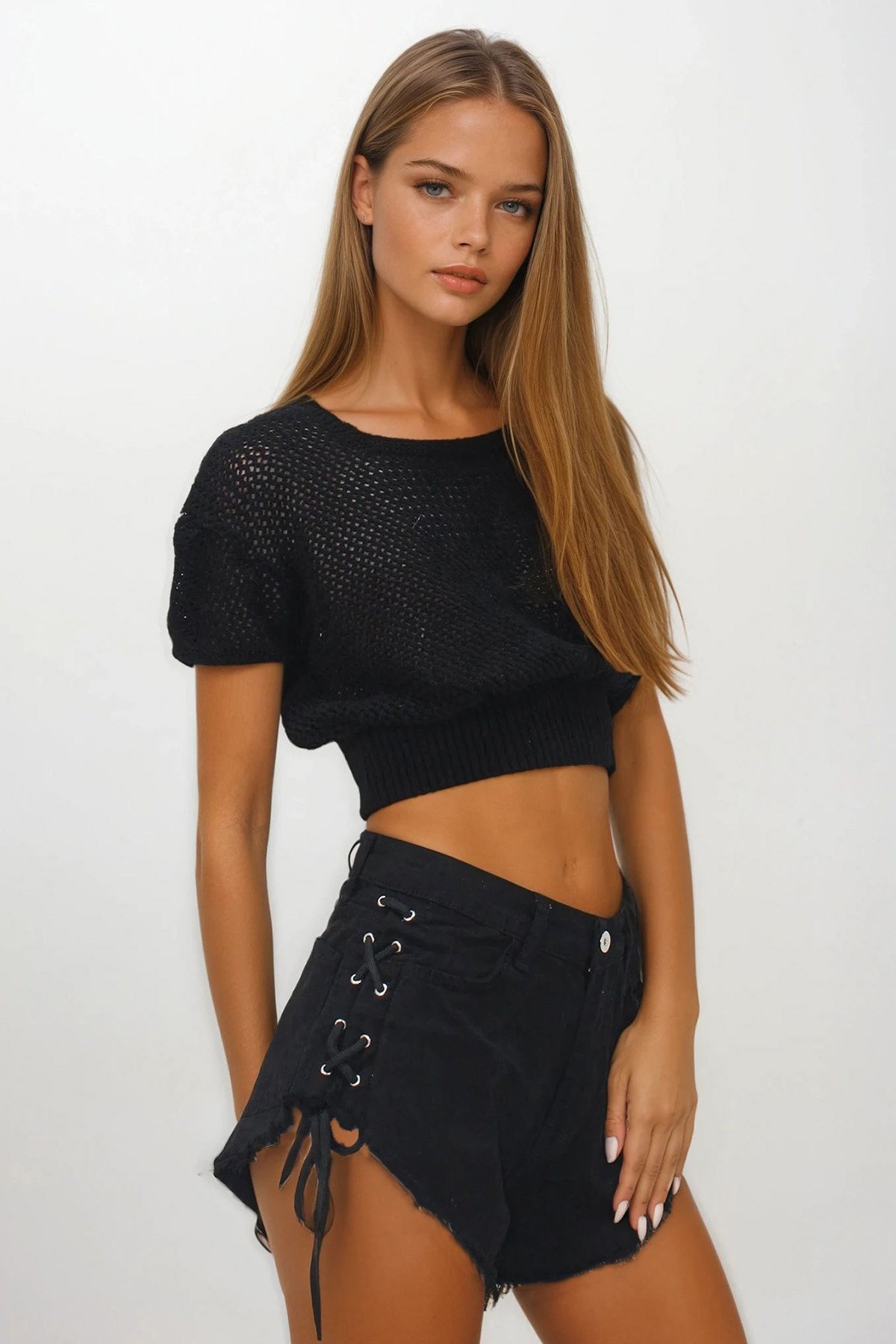 Kadın Siyah 4 Cepli Bağcık Detaylı Püsküllü Kot Şort VS00253